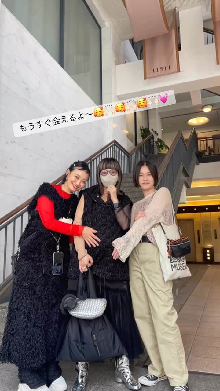 田中真奈美のインスタグラム：「エリチン💓産前最後のお手入れ✂️✨ 結べる長さを残してしっかり毛量調整、前髪も短めにミリ単位で調整👍✨産後前髪伸びちゃったら地元のお友達💓お手入れカットお願いしまーす😆🙌🏻✨ . 産前に3人で会えるのはきっと最後だよねー💓 エリチン頑張ってね😍🙌🏻　　 . そして次会う時にはエリチンはママ✨私はお先に40歳になってるだろうから全員での30代最後の記念写真にもなるね💓30代も濃かったね😂😂😂人生の節目がギュウギュウ詰めでした！そんな濃かった30代を時々息抜きしながら楽しく過ごせたのも2人のおかげだな〜✨ 次揃う時にはまた新たなスタートの予感💓 楽しみだー🎶 . 我が家と同じ月生まれになりそうだからとりあえず何かお下がり送るね💓笑 再会を楽しみにしてまーす💓 POWER💪🏻😆🙌🏻✨✨✨✨✨✨✨✨✨✨✨✨ . . . #福岡ママ  #福岡美容室  #天神美容室  #大名美容室  #switchmanami」