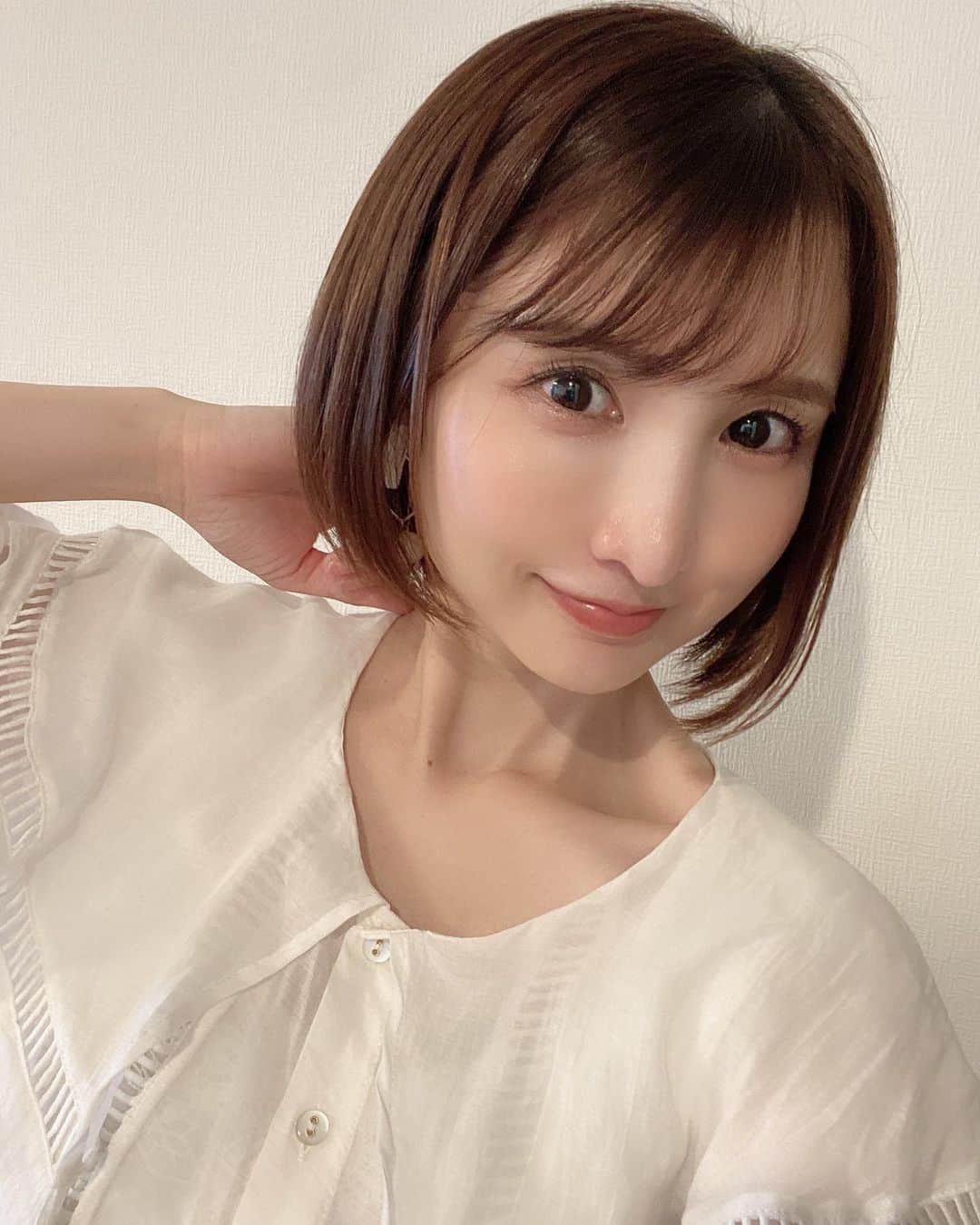 尾崎ナナのインスタグラム：「暑くて半袖の日が続いてもう夏だな〜☀️と思っていたのにまた少し肌寒いですね🙃💦 明るめの髪色が好評だったので春っぽく今回も明るめカラーにしてもらいました💕 @kv_amn29 いつもありがとうございます☺️ 髪の毛少し伸ばすか切るかで悩んでる😟😟  #アールサロン銀座 #2号店オープンおめでとうございます #個室感満載でますます子連れにおすすめ💓」