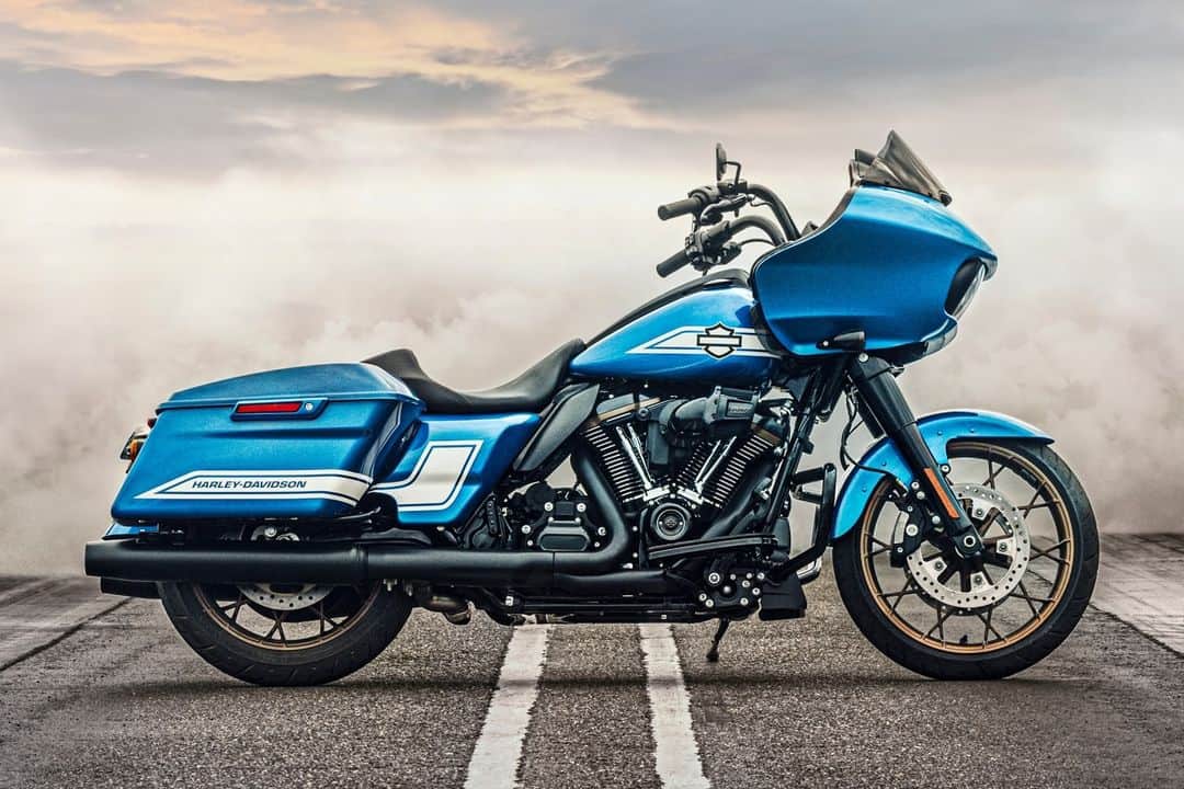 Harley-Davidson Japanさんのインスタグラム写真 - (Harley-Davidson JapanInstagram)「【FAST JOHNNIE】1960～70年代の高性能マッスルカーにインスパイアされた、限定トリオの“エンスージアスト コレクション”  5月13日(土)『BLUE SKY MEETING™ in 日光』にて、ローライダー STのFAST JOHNNIEを一般初公開  2023年エンスージアスト コレクション https://www.h-d.com/EnthusiastMotorcycles   #ハーレーダビッドソン #HarleyDavidson #EnthusiastCollection #FastJohnnie #RoadGlideST #StreetGlideST #LowRiderST #ロードグライドST #ストリートグライドST #ローライダーST」5月9日 17時24分 - harleydavidsonjapan