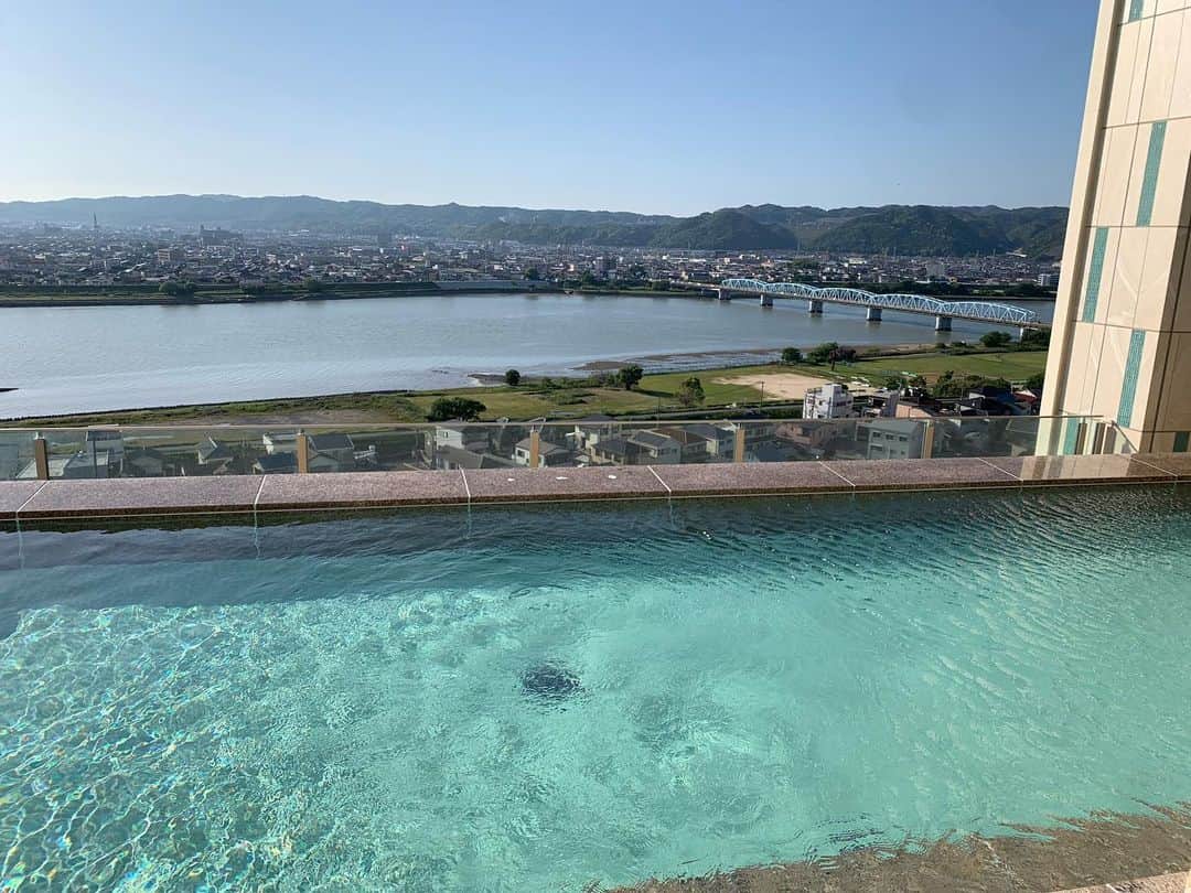 長谷川穂積のインスタグラム：「サウログ3.72 カンデオホテルズ南海和歌山　 サウナ92〜96度 水風呂17度 サウナもまぁまぁ広い 水風呂への動線も近くていい なんてたって露天風呂の景色が最高 #カンデオホテルズ南海和歌山」