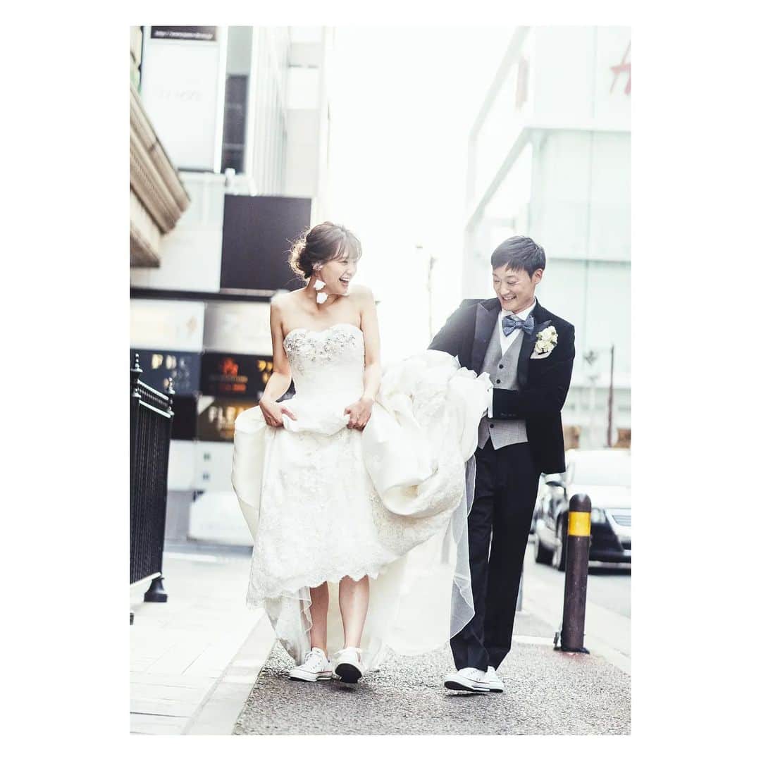 のインスタグラム：「. ドレスでも 履いていいのさ コンバース 生足魅惑の ジャイアントステップス  (字余り) . . . #JUNOの前撮り . . .」