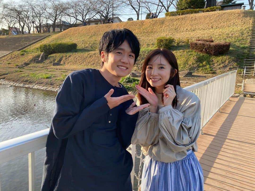 勝利の法廷式のインスタグラム：「黒澤役 #風間俊介 さんと 黒澤の婚約者 #入来茉里 さんの◆オフショット📷◇  幸せだったはずの、黒澤と十和に一体何が…  黒澤の過去を知った 蘭(#志田未来)と蒼(#髙橋優斗 #HiHiJets)が 次回、いよいよ動き出す‼️  ＼CASE5「仮面」放送まであと2日⚖️／  #勝利の法廷式 #方程式ではなく法廷式です⚠️ #遊井亮子 #市川知宏 #カトウシンスケ #北乃きい #升毅 #堀田茜 #黒川智花 #篠山輝信」