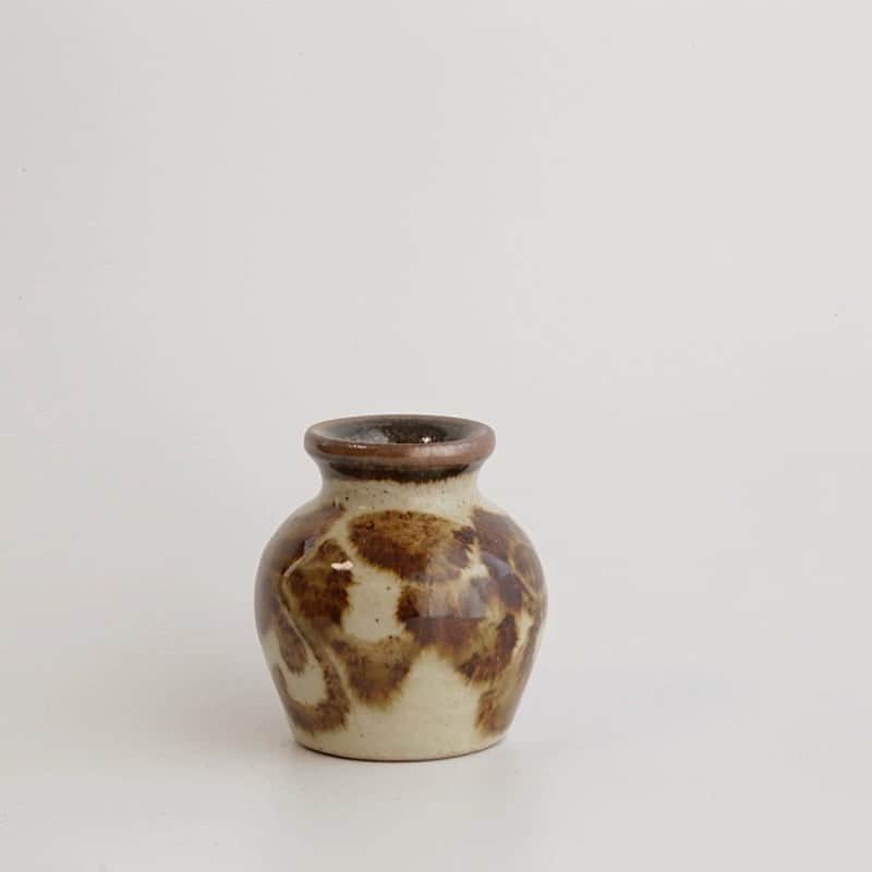 moyaisのインスタグラム：「元々は油壷などに使われていた、小さいながらしっかりとした形の楊枝入れです。やちむんの伝統的な花紋が素朴で温かい印象を与えてくれます。  #yaora #美しい暮らしの良品  #沖縄 #やちむん  #陶器 #うつわ #lifestyle」