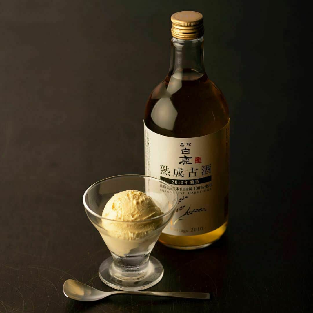 辰馬本家酒造株式会社(白鹿) さんのインスタグラム写真 - (辰馬本家酒造株式会社(白鹿) Instagram)「5月9日は「アイスクリームの日」🍦✨  アイスクリームのシーズンインとなる連休明けに たくさんの人にアイスを楽しんでもらえるようにと 日本アイスクリーム協会が制定した記念日です。  今回はバニラアイスが大人のデザートになるアレンジをご紹介します✨  2010年に醸したお酒がじっくりと熟成し、甘味・とろみがギュッとつまった『黒松白鹿 熟成古酒 2010年醸造』。 濃醇な甘味と芳醇な香り、ふくらみのあるコクが特徴の、豊かな余韻を楽しむお酒です。  バニラアイスに熟成古酒をかければ、香りと味わいをまとった贅沢な大人のデザートに👍  バニラアイスのクリーミーでまろかな甘さに熟成古酒の芳醇でふくよかな風味が溶け合う、大人だけの極上のデザートをぜひお試しください😊 ※飲酒は20歳になってから  #アイスクリームの日 #🍦 #🍨 #兵庫県産米山田錦100 #黒松白鹿熟成古酒 #熟成古酒 #vintage2010 #大人のスイーツ #大人のデザート #白鹿 #黒松白鹿 #辰馬本家酒造 #日本酒 #西宮 #灘五郷 #hakushika #kuromatsuhakushika #sake #nihonshu #nishinomiya #nadagogo #hyogo #japan #日本酒好きな人と繋がりたい #ポン酒タグラム」5月9日 12時01分 - hakushika_official