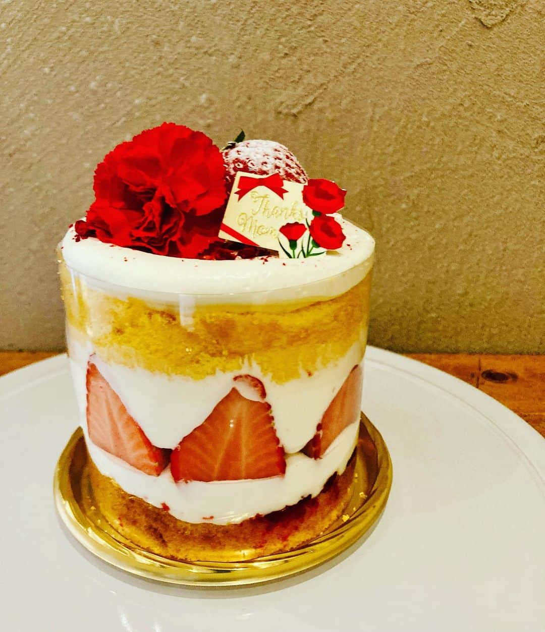 The Bakeのインスタグラム：「Mother’s Day 🌹  今年の母の日ケーキは 3号サイズの小さくてかわいい苺ショートケーキ❤️ 高さがあるので2.3名様は食べれそうです。  うちのショートケーキは飲み物みたいにペロリなので今回もこどもの日同様、木苺ジャムを入れてアクセント付けてます❤️  すくって食べる感じもいいですよね！母でなくても食べたい😄  3号2800円（税込） 1個100円でカーネーション増量できます！3個くらい乗せて豪華バージョンも良さそう！ （見本は一つです）   #mothersday #カーネーション #母の日 #母の日ケーキ #苺ショートケーキ」