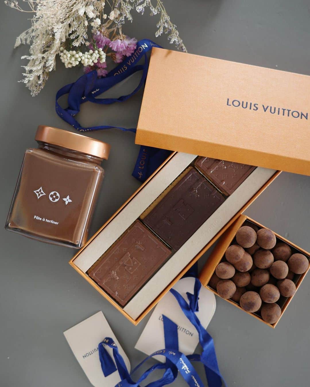 アン・カーティスのインスタグラム：「A craving satisfied @louisvuitton ✨ Merci love @euroluxeprive 🤍」