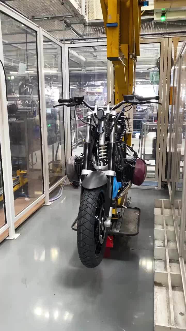 のインスタグラム：「電動バイク「CE 04」やアドベンチャーモデル「R 1250 GS」など、BMWモトラッドの最新モデルを生産しているドイツ／ベルリン工場  @bmwplantberlin の内部にカメラが入りました。ほんの少しですが、工場見学気分をお楽しみ下さい 😍  #MakeLifeARide #CE04 #R1250RT #R1250GS #R18Transcontinental #BMWCE04 #BMWMotorrad #BMWモトラッド #駆けぬける歓び」