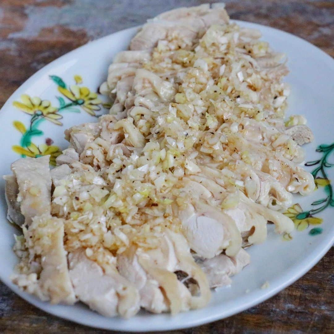 エダジュンさんのインスタグラム写真 - (エダジュンInstagram)「レモン葱油鶏  台湾料理のソンユーチーを、 レモン汁を使ってすっきり仕上げました🍋  爽やか〜、爽快🤤✨  YouTubeでは、 鶏むね肉で作るレシピで紹介してますが、 今日は、鶏もも肉で仕上げました🙌  鶏もも肉は、塩、砂糖を揉み込んで、 優しい熱湯状態をキープしながら、１０分煮て、そのまま蓋をして、粗熱をとります🍳  暑い日だから、すっきりと食べたかったので、 冷めたら、冷蔵庫で冷やしてから薄切りにしました☺️👌  たっぷりのネギ、レモン汁、塩、黒胡椒、 すりおろしニンニクと、少し多めのごま油でタレを作り、鶏肉にたっぷりかけて完成😉🫰  ごはんのお供にも良いですが、 サンチュに巻いても美味しいやつです😊  #葱油鶏 #ソンユーチー #鶏肉レシピ  #エダジュン」5月9日 12時00分 - edajun
