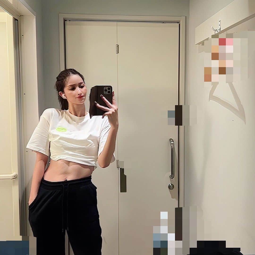のインスタグラム：「腹筋少しだけ復活🔥  4月は帰省も含め暴飲暴食したので 急ピッチで体型戻し中です😤  空いてる時間帯に行くと マシン待たなくて良いから最高✨ ㅤㅤㅤㅤㅤㅤㅤㅤㅤㅤㅤㅤ まだぷよぷよ〜 薄着の季節に向けて ジムを増やせれたらなと 思います🙇‍♀️✨ ㅤㅤㅤㅤㅤㅤㅤㅤㅤㅤㅤㅤ ㅤㅤㅤㅤㅤㅤㅤㅤㅤㅤㅤㅤ #workoutgirl  #腹筋女子  #腹筋割りたい  #筋トレ好きと繋がりたい  #腹筋 #骨格ストレート  #骨スト」