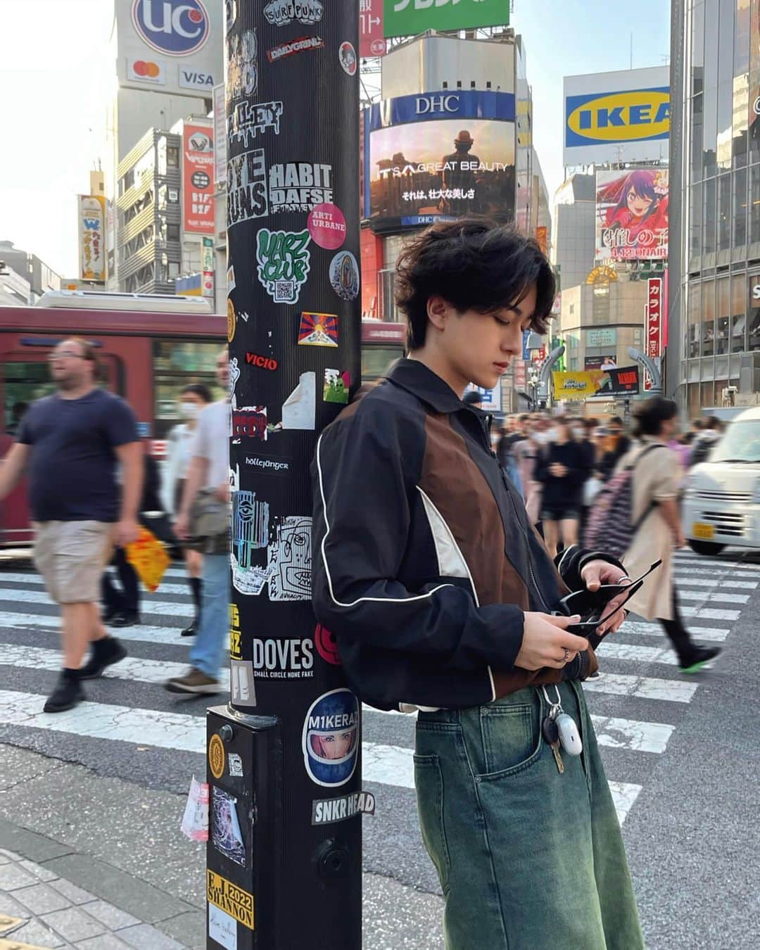 まきとんのインスタグラム：「i'm always happy . . . #shibuya #shibuyacrossing #asamamountain #family #capibara #outfit #outfits #ootd #fashion #fashionstyle #jadedlondon」