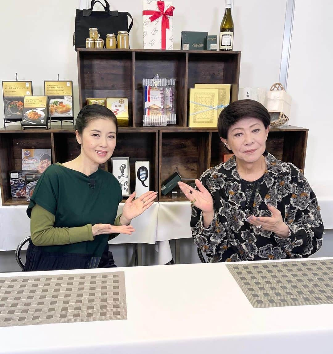 美川憲一さんのインスタグラム写真 - (美川憲一Instagram)「スタッフ投稿 先日収録致しました 【林修のニッポンドリルSP】が 5/10(水)19：00から フジテレビにて放送されます。  藤あや子さんと 銀座２大デパートの 三越＆松屋で売上番付  是非、ご覧下さいませ  ------------------- 藤あや子ちゃんと デパ地下を楽しんだわよ～  最初にシャンパンを 頂いちゃったわ～  面白くなっていると思うから、 観るのよ～  by美川憲一  #美川憲一 #藤あや子 #林修のニッポンドリル #フジテレビ #銀座三越 #松屋銀座 #林修 #千鳥ノブ #風間俊介 #井森美幸 #川島明(麒麟) #ギャル曽根 #順不同」5月9日 12時07分 - kenichimikawa_official