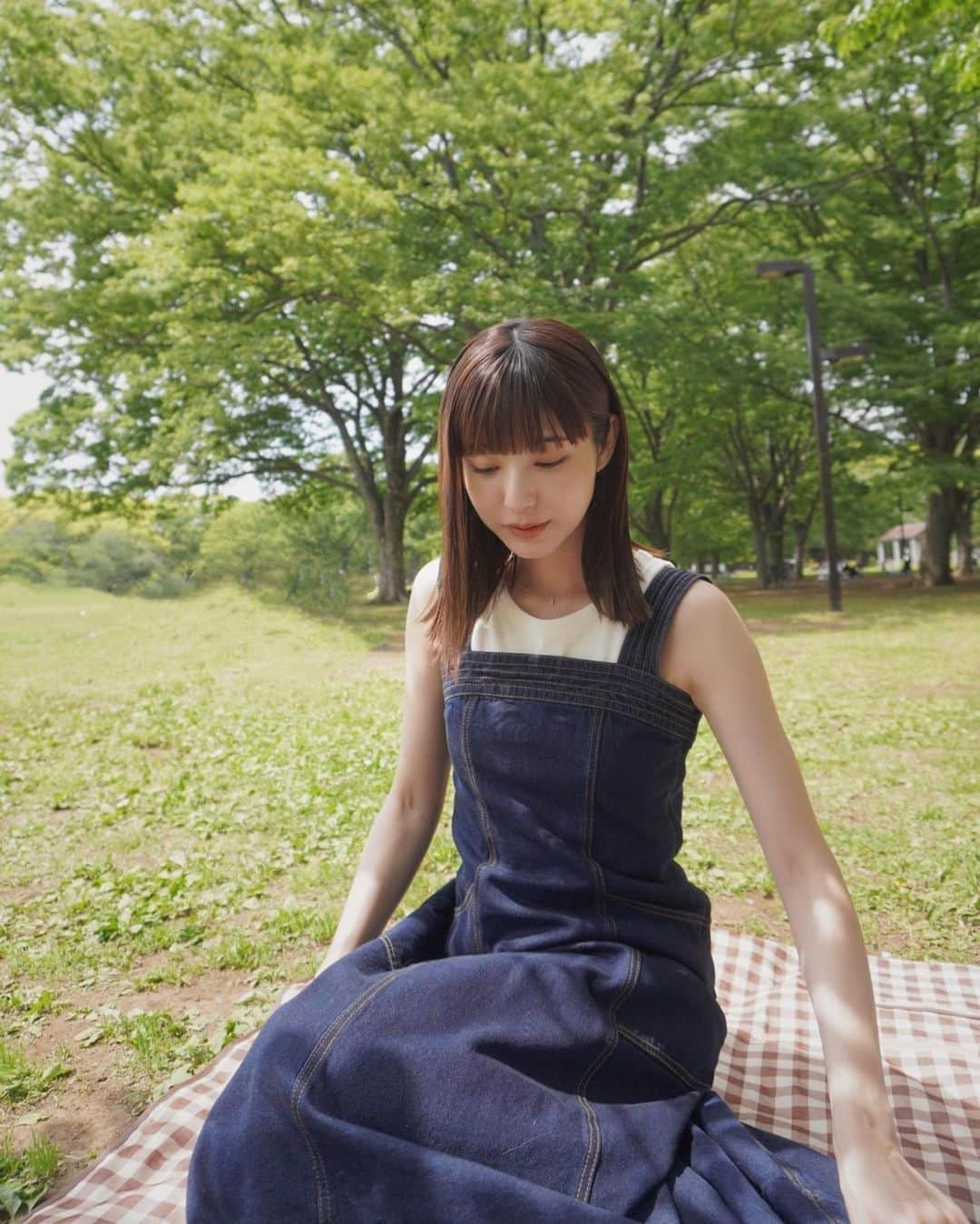 izu（出岡美咲）さんのインスタグラム写真 - (izu（出岡美咲）Instagram)「甘くならず、大人カジュアルに。 ぐっと品良く着れるお気に入りジャンスカ。 一枚で着ても、タンクトップやTシャツと合わせても。  この日の私服で合わせてた、UNIQLOのアメスリタンクがめちゃくちゃ相性良かったです。  (2枚目のこっちゃんカメラ目線可愛過ぎて悶える)  Denim jumper SK、5/10 12:00〜 @ltanche_official   #私服 #私服コーデ #denim #jumperskirt #ジャンスカ #大人女子 #大人女子コーデ #LTANCHE #ロタンシェ」5月9日 12時07分 - izu_stagram