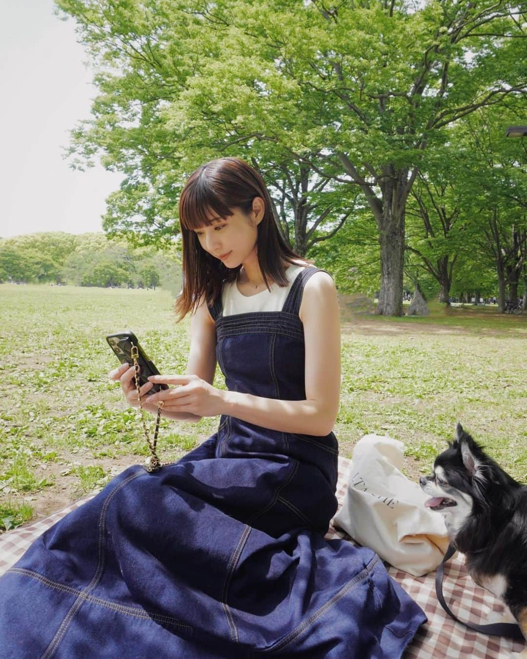 izu（出岡美咲）さんのインスタグラム写真 - (izu（出岡美咲）Instagram)「甘くならず、大人カジュアルに。 ぐっと品良く着れるお気に入りジャンスカ。 一枚で着ても、タンクトップやTシャツと合わせても。  この日の私服で合わせてた、UNIQLOのアメスリタンクがめちゃくちゃ相性良かったです。  (2枚目のこっちゃんカメラ目線可愛過ぎて悶える)  Denim jumper SK、5/10 12:00〜 @ltanche_official   #私服 #私服コーデ #denim #jumperskirt #ジャンスカ #大人女子 #大人女子コーデ #LTANCHE #ロタンシェ」5月9日 12時07分 - izu_stagram