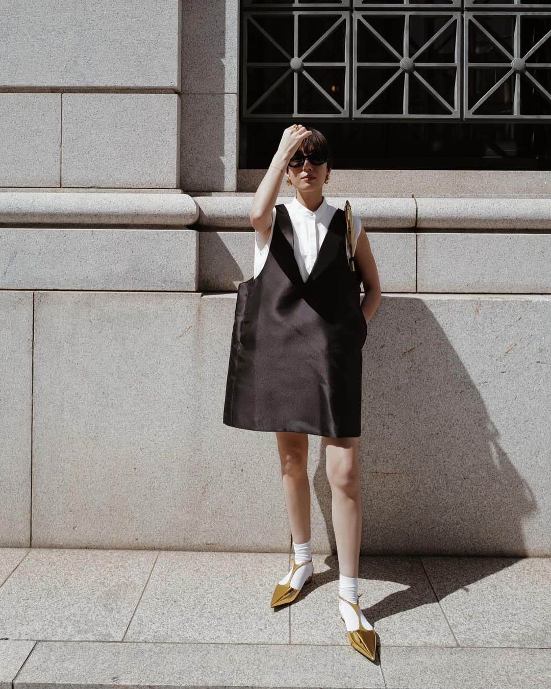 正中雅子のインスタグラム：「monotone style🤍🖤🤍  さっきpostしたシャツの色違いはホワイトです🕊ホワイトは異素材ながら同色で合わせて使いやすいデザインにしました☺︎  人気のジャンスカとも好相性ですよ🫶  後半の写真/ 沖縄でも着ていて最高に楽チンでお気に入りのシャーリングシリーズです♡  トレンチジャケットを羽織で着ても相性よしです✌️  どのアイテムも着回しが効き使いやすいです！ @machatt_ のアカウントに新作の商品紹介の動画を配信しているので 良ければ参考にしてみてくださいね🫶  5.10 wed 12:00 in stock!!  #MACHATT #masaco服」
