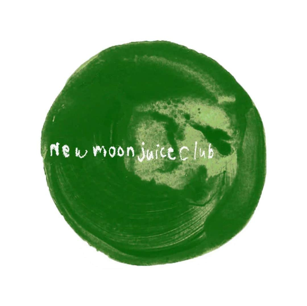 Sunshine Juiceのインスタグラム：「. 新月のタイミングでジュースクレンズをするコミュニティ 「new moon juice club🌚🌝」  5月の新月は20日(土)  5月のジュースメニューは、 ・店舗・オンラインショップ共に 「 トマトガスパチョ1L、デイリージュース"ケール"1L」  トマトガスパチョは季節のスペシャルジュース🍅✨ リコピン豊富なトマトをふんだんに使った初夏におすすめのジュースです。  毎月新月に合わせてジュースが届く定期便は「食生活を見直すきっかけになっている」「毎月体調や気持ちをリセットできる」など好評のお声が多いです。 ついつい頑張りすぎてしまう方、なかなか体のことを考える機会がない方にとてもおすすめです😊  オンラインショップは5月10日(水)までのご注文で、5月分からお届けできます。今月の在庫も残りわずかです。  みなさまのご参加ぜひお待ちしております🌕  new moon 5/20(sat)  #stayjuicy #sunshinejuice #coldpressedjuice #juicecleanse #cleansejuice #detox #newmoonjuiceclub #newmoon #新月#コールドプレスジュース #クレンズ #ジュースクレンズ #クレンズジュース #ダイエット #断食 #断食ダイエット #腸活 #腸活ダイエット #腸内環境 #置き換え #置き換えダイエット #ファスティング #デトックス」