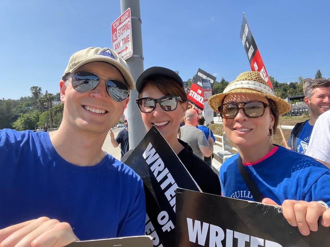 ニア・ヴァルダロスのインスタグラム：「Writers, not writing. @kaykaycannon #ebenrussell @pattonoswalt #istandwiththewga #writersonstrike」