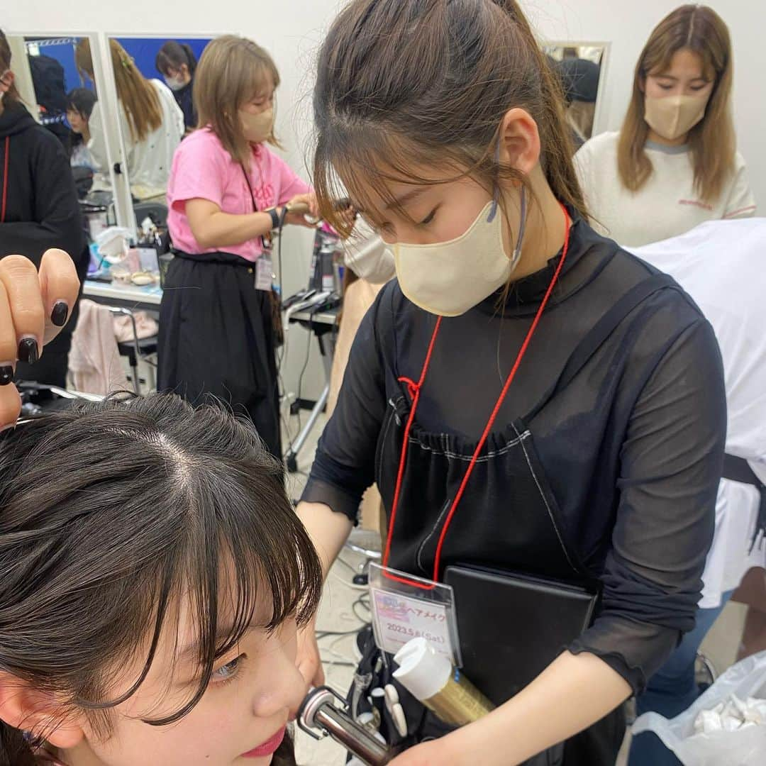 ベルエポック美容専門学校（原宿）さんのインスタグラム写真 - (ベルエポック美容専門学校（原宿）Instagram)「🌟業界スペシャルweek！🌟  美容業界に距離が近いベルエポックだからできるオープンキャンパス！『業界スペシャルweek！』を開催しました✨  ❶TIF(東京アイドルフェスタ)学園祭 　アイドルを呼んで学園祭🏫＋ヘアメイク現場見学！ 　原ベル生がアイドルにヘアメイクする場面を間近で見学👀 　見学後はスーパーボールすくいやチェキ会を皆で楽しみました✨  ❷業界SP 　◆美容師科:有名サロンで働く原ベル卒業生を校舎にお招きして、プロの技を体験🙌 　◆ヘアメイク科:韓国の制服を着て皆でチェキ会を行いました📸 　◆トータルビューティ科:竹下通りの3CE STYLENANDA JAPAN(@3cestylenanda_japan)に皆で行って一緒にコスメショッピングを楽しみました🥰  ❸原宿Runway 　ローティーン向けファッション雑誌として人気の『Cuugal(キューーガル)』(@cuugal_)主催！『原宿Runway』を高校生と一緒に見学しました☺️  在校生にとっても貴重な機会となりました✨ ご来校いただいた皆様、ありがとうございました！  次回のスペシャルオープンキャンパスは6/25(日)の『超HARAJUKU』です！ 原ベルならではの特別な企画をご用意しておりますので、ぜひプロフィールのホームページからご予約ください⭐️  🔔お招きした原ベル卒業生の皆様🔔 ▶︎室井 聖也さん(@seiya661_116z) ▶︎funane himekaさん(@himeka_funane) ▶︎花岡 瑠斗さん(@ryuto_1026) ▶︎榊原 菜桜さん(@nao_stylinghair)  #ベルエポック美容専門学校 #原宿 #美容 #学生 #ヘアアレンジ #ヘアセット #ヘアメイク#ヘアメイクアーティスト #ブライダルヘアメイク  #トータルビューティ #スタイリスト #美容師の卵 #高校生 #知る専 #原ベル #原宿ベル #美容学生 #美容師 #アイドル #GOALD #SHIMA #MINX #ALBUM #hairstyle #hairmake #makeup #beautyschool #미용스타그램 #헤어메이크업」5月9日 12時16分 - belle_harajuku