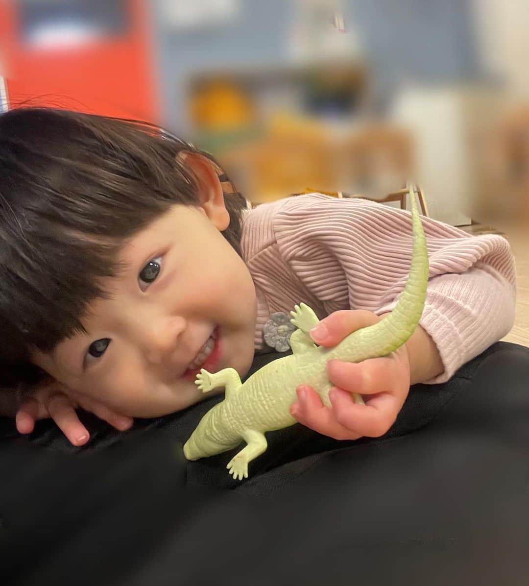滝川りおのインスタグラム：「今日は兄妹で歯科検診へ行ってきました👦🏻🧡👧🏻  娘のギャン泣きレベルはなかなかなもので 歯科衛生士さんもびっくりしてました、、💦  暴れGirlには見えない写真をぺたり📷´-  #1歳 #1歳女の子」