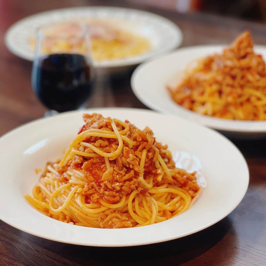 ゆうきのインスタグラム：「GW最終日の日曜のランチ🍝 昼からパスタでワイン😚🍷  夫と私は、ひき肉のピリ辛トマトソース。 娘は、安定のカルボナーラ。 2種類、ほぼ同時にできて、自分を褒めてあげて、赤ワインを1杯　笑  ✏︎レシピ⬇︎ 〜ひき肉のピリ辛トマトスパゲティ〜 【材料（2人分）】 ・スパゲティ……180g ・豚ひき肉……200g ・塩……小さじ2杯 ・オリーブオイル……適量 a.オリーブオイル……大さじ2杯 a.にんにく……2かけ → 芽を取り除きみじん切りにする a.輪切り鷹の爪……1〜2本分 b.トマトピューレ……200g b.顆粒コンソメ……小さじ1杯  【作り方】 1. 鍋に1.5ℓの湯を沸かし、塩を入れてスパゲティを茹でていく。  2. フライパンに（a）を入れて中火にかけ炒め、香りがたったら豚ひき肉を入れて、途中少しほぐしながら焼いていく。表面の色が変わったら（b）を入れて、1の茹で汁をおたま2杯（100ccほど）加えて、煮詰めていく。  3. 3分ほど加熱したら、茹で上げたパスタを加えてオリーブオイルを回しかけて混ぜ合わせる。塩（分量外）で味を整えて器に盛り付けて完成。 ・ ・ ・  #おうちごはん#お昼ごはん#昼ご飯#パスタ#スパゲッティ#レシピ#簡単レシピ#おうちカフェ#マカロニメイト#フーディーテーブル#カルボナーラ #lunch#japanesefood#foodpic#pasta」