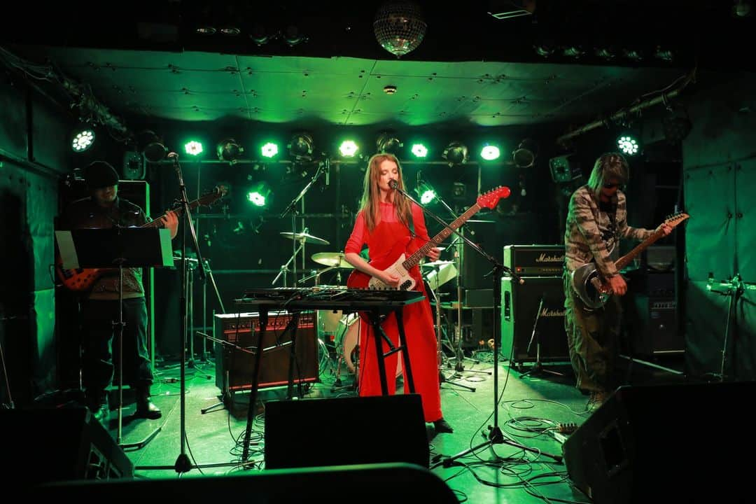 アナンダ・ジェイコブズさんのインスタグラム写真 - (アナンダ・ジェイコブズInstagram)「Super fun night in Koenji with full band! Played a 1-hour set to a warm audience - thanks to Hana for these photos! @phinry_ Thanks to @alien.idol and @sedov.music also for the good time! #koenji #anandajacobsmusic #livemusictokyo #headtotoered #bassvi #baritoneguitar #mk2 #sampler #livehouse #indieartist #composerartist #redstyle #stagelights #fenderbassvi #korgmicrokey #audix」5月9日 12時22分 - ananda_jacobs_