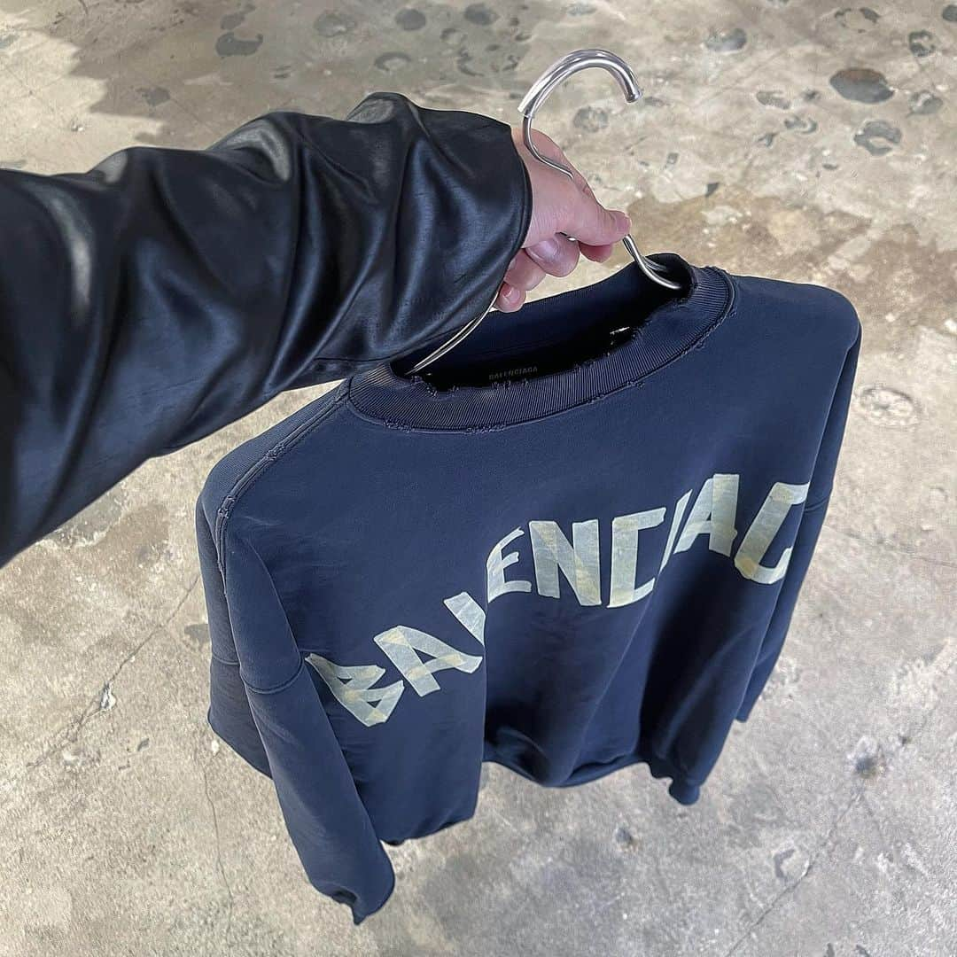 RINKAN渋谷店さんのインスタグラム写真 - (RINKAN渋谷店Instagram)「. 《 BALENCIAGA 》  MODEL : × 23AW Tape Type Sweatshirt  HOLD ⁡ －－－－－－－－－－ー－－－－－－－－－－－－－－  商品の詳細につきましてはDM、又はお電話にてお問い合わせ下さい。 ⁡ DMやお電話からの郵送販売も可能です。 ⁡ ショッピングローンなど各種お支払い方法もご用意しておりますのでご相談下さい。 ⁡ International shipping is available. Please contact us though DM. ⁡ ⁡ 〈RINKAN SHIBUYA〉 TEL：03-5458-3050 LINE ID：@283swjhf」5月9日 12時22分 - rinkan_shibuya