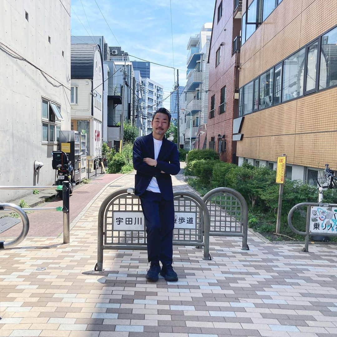 宇田川大輔のインスタグラム：「今月で弊社、株式会社M-3も第9期を迎えることができました。これは100%、皆様の熱き、暑き、厚き、お力添えがあったためです。  ここ数年は、コロナに負けそうになりながらもなんとか持ち堪え、私自身が罹患し、試合には負けたが勝負には勝った。といった感じでしょうか。  会社は9期へ突入しましたが、人でいうと9歳。少年から青年へと成長していく過程で、様々な感情が芽生える頃。程よく反抗期を迎え、感受性は豊かに。自我の芽生えを最大限に引き出し、精進してまいります。  今後も引き続き、皆様との共感、共鳴、共有を優先に考え、幸せな時間をご一緒できたら幸いです。  いつも節目の日が来るたびに、改めて皆様への感謝の気持ちが膨らむばかりです。どうか、変わらないご厚情を賜りますよう、宜しくお願い致します。  株式会社M-3  代表取締役 宇田川大輔   #会社設立記念日のご挨拶」