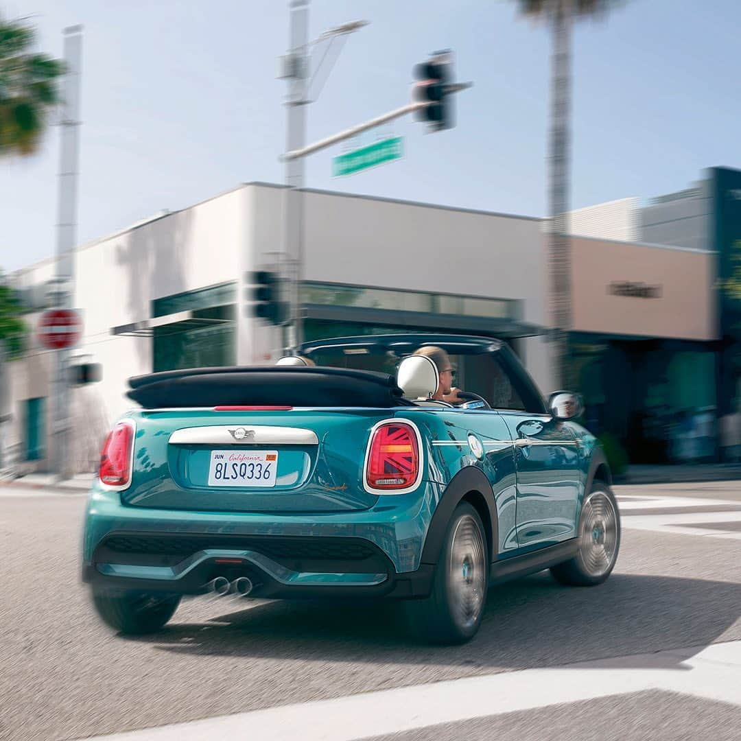 MINI Japanさんのインスタグラム写真 - (MINI JapanInstagram)「⁣ ＼MINIとどこ行く？／⁣ MINI Convertible Seaside Edition. ⁣ ⁣ 今週末のご予定はお決まりですか？⁣ 海辺の開放感を体現した「MINI Convertible Seaside Edition」は、シーサイドの風を愛するあなたのための一台。⁣ ⁣ 太陽の下、遮るもののない新次元のドライビングプレジャーを味わうことのできるMINI Convertible Seaside Editionと、あなたはどこへ行きたいですか？コメント欄で教えてください👇⁣ ⁣  「MINI Convertible Seaside Edition.」特設ページはプロフィールのリンクから▲⁣ ⁣ #MINIJapan #MINIConvertibleSeasideEdition」5月9日 12時36分 - mini_japan