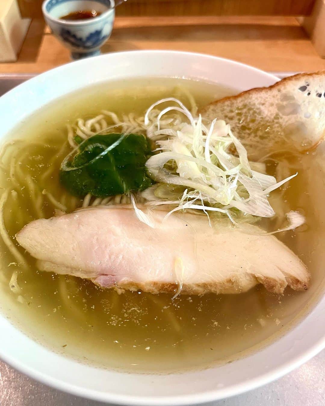 川崎優さんのインスタグラム写真 - (川崎優Instagram)「. . いつかの、おさんぽランチ🚶で ニシムラ麺さんへ。 ニラのクリア塩ラー麺をいただきました。  スープ、おいしいいいぃ🍜 あっさりなんだけど、オイルが入ってとろっとまろやかで旨味がぎゅっと詰まってた…！じんわり染み渡る〜。クセのないニラの風味がふわっと香るスープにくらくら。 全粒粉の麺が、しっかり噛みごたえもあってスープがよく絡んで最高でした！チャーシューもかみしめた…  しみしみのフランスパンで、日本とイタリア？を行ったりしたりしました🌍 辛いオイルで味変も。  慌てて写真を撮ったから写真で伝わらなくて申し訳なすびですが、、、、 新潟産コシヒカリの銀シャリがツルっとつやつや粒だってて、ニシムラ豚のリエット？でご飯がすすむ…。チーズとスープをかけてリゾットまで平らげました！ ひとりで行ったので死ぬほど集中して食べて、 いや、あなた誰ですかというくらいレポートが詳しくなりました（笑） ランチ瞑想🧘‍♀️（笑）  #平尾ランチ #福岡グルメ #おさんぽランチ #福岡 #ニシムラ麺」5月9日 12時36分 - yuu__noir