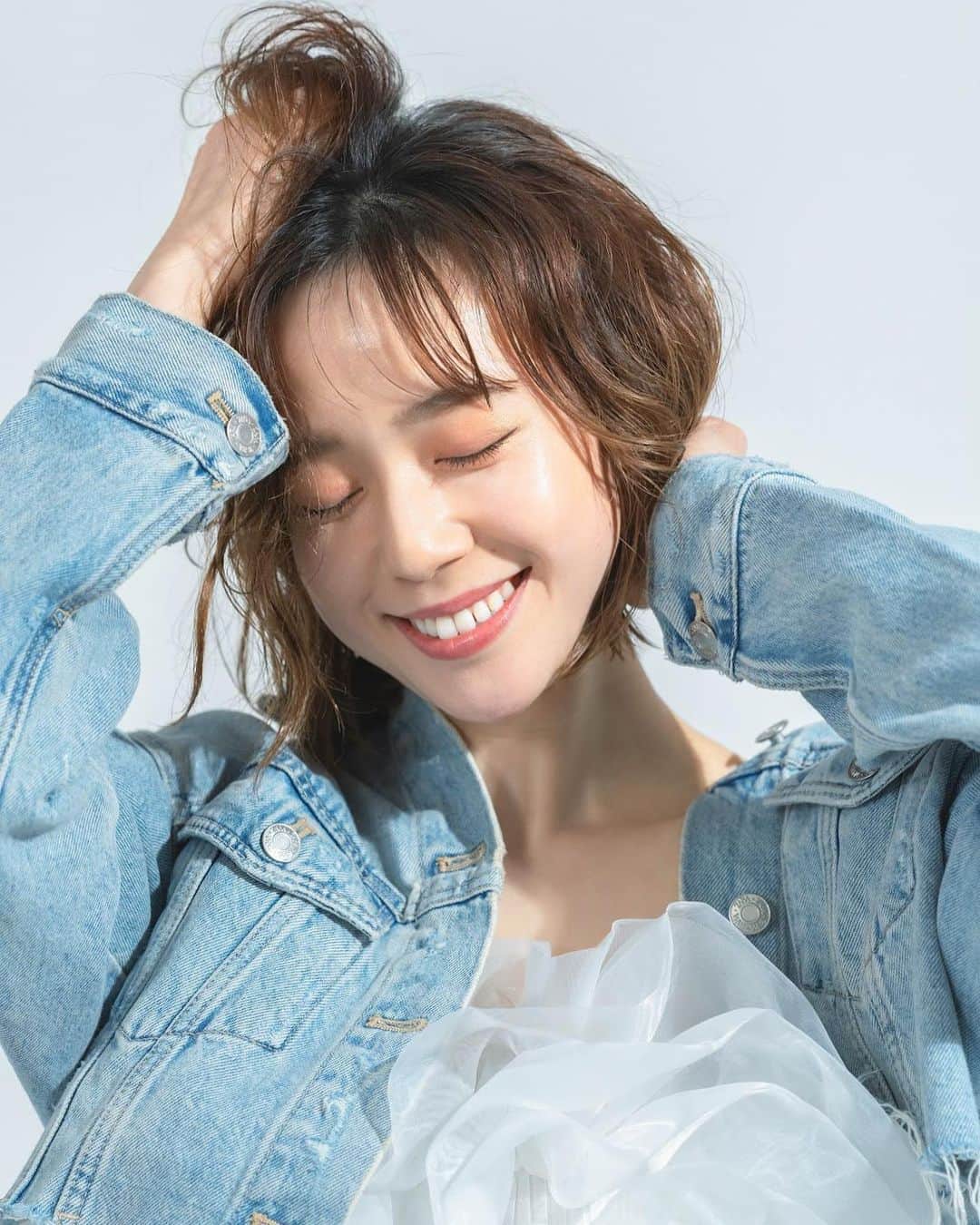 塩谷美佳のインスタグラム：「#summervibes 🌈🌻☀️ . . . . . photo @smd._y @kosuke_shimoda_wd  . . styling @___820ni @zarin_urapi ♡ from @zara  . . thank u . . . . . . #potography #instaphoto #summer #summeriscoming #denim #denimondenim #summerfashion #ootdstyle #me #shootmode #zara #zarastyle」