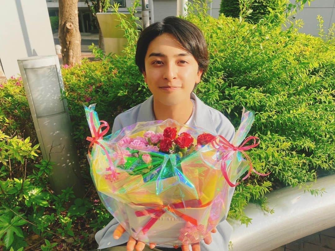 新原泰佑さんのインスタグラム写真 - (新原泰佑Instagram)「間も無く母の日なので、 今年はJAいるま野・川越市鉢物部会の皆様が大切に育てたカーネーションを購入させていただきました💐  今回は赤とピンクを購入したのですが 農家さんの想いがつまったカーネーションは、とてもキレイで可愛かったです！ 少し気恥ずかしいですがお母さんの喜ぶ顔を想像すると胸が高鳴ります。  JAいるま野あぐれっしゅ川越や川越市近隣の花屋さん、園芸屋さんにて、カーネーションをはじめとしたお花たちを購入できます！  お花っていつ貰っても嬉しいですよね、皆さんも記念日などにいかがですか🥰  #いるま野 #鉢物部会 #母の日 #カーネーション #直売所 #あぐれっしゅ川越 #広報大使」5月9日 12時32分 - taisukeniihara.official