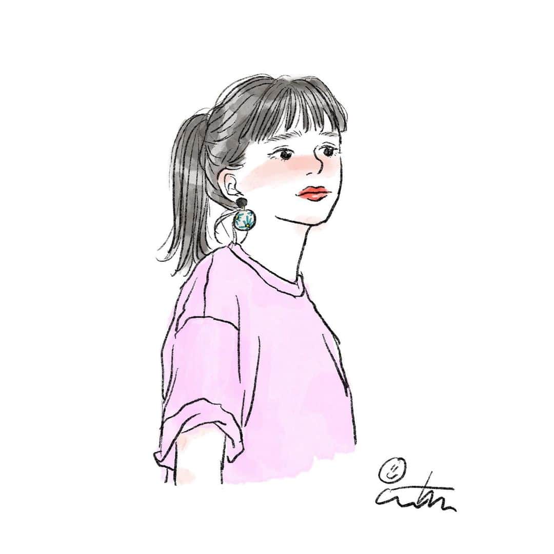 いわたまいのインスタグラム：「GW企画 #あなたのFIKALAUGH描かせてください のアイコン似顔絵、描かせていただきました！  人気のあったCACTUSシリーズのサークルデザイン🌵 大振りなので、さっとひとつ結びしたヘアスタイルの日にもとても良い◎  ピンクTシャツとの相性も抜群に良いです😍❤️❤️  ありがとうございました🌈🌈🌈  #FIKALAUGH #フィーカラフ #polymerclay #polymerclayearrings #polymerclayjewelry #ハンドメイドアクセサリー #ポリマークレイ #ポリマークレイアクセサリー #ポリマークレイピアス #ポリマークレイジュエリー」