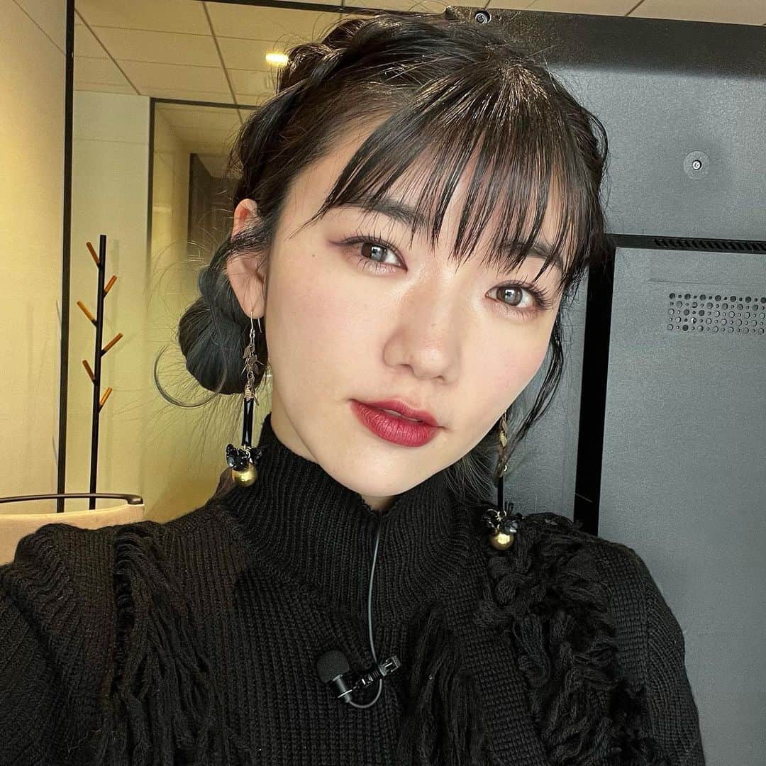 松嶋初音のインスタグラム：「普段自分じゃなかなか着ないお洋服をこれ似合うから着てみてって言ってもらうのとても幸せだな〜って思う。  これ好きだと思った！がピッタリあってたりとか。  落ち込んだりネガティブモードになった時は特にそういうこと思い出して自分は色んな人の中に存在してると考えるようにしてる。  5月も忙しすぎて目が回りそうだけど嬉しい報告がどんどん耳に入ってくるから楽しんでやっていくよー！   #ブラックコーデ  #初耳怪談  #収録  #オンエアお楽しみに」