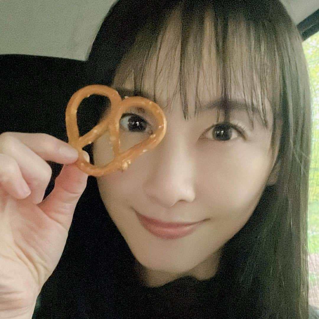 松井玲奈のインスタグラム：「🥨のスナックってどうしてこんなに美味しいんでしょうか。 それにしても画質がいにしえ、、、。」