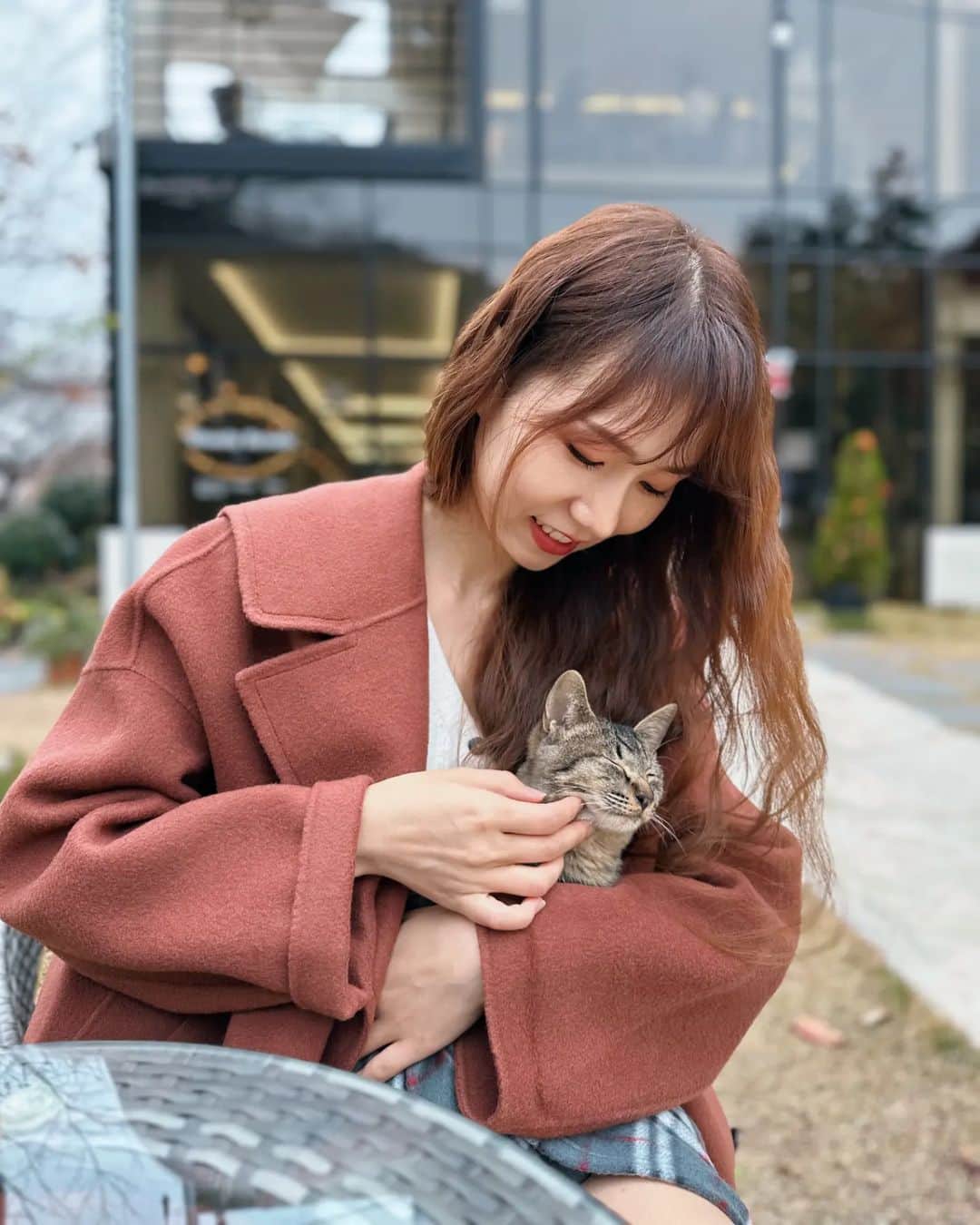 우~~사기다のインスタグラム：「납치 아니라구요 #야웅이 #쓰담쓰담」