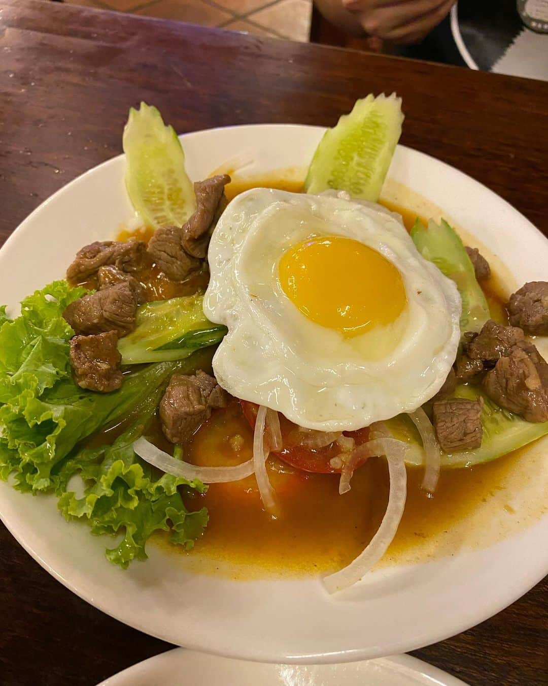 菊原梨華さんのインスタグラム写真 - (菊原梨華Instagram)「・ ・ /  Khmer Taste Restaurant  📍9V33+J3F, Sok San Rd, Krong Siem Reap 17252 カンボジア  \   カンボジアのシェムリアップ🇰🇭で 一番美味しい！！ と思ったお店♥  ここめっちゃ安くて これと飲み物飲んでも1人700円くらいでした！🥹💓  有名なお店でいつも沢山の人がいて気になっていました.·˖*·  美味しすぎるし安いし本気でおすすめ😭💪  今気がついたけど、ご飯がハートになってるのもよき😂💓  お肉料理のロックラック、 麺料理、生春巻き、デザートのココナッツとバナナとタピオカのあったかいスープ  本気で全部おいしいです。  カンボジア料理は東南アジアの中で好きなご飯 1位かもしれない🥰✨  ハノイにもカンボジア料理あればいいのに！😭  探したけど今のところ 分からなかった、、、  このお店はシェムリアップの ソック・サンロードとゆう通りありますよ🥰  #シェムリアップグルメ #シェムリアップカフェ #シェムリアップ#カンボジア#カンボジアグルメ#カンボジア料理 #クメール料理#Cambodia」5月9日 12時44分 - happyluckyhappy