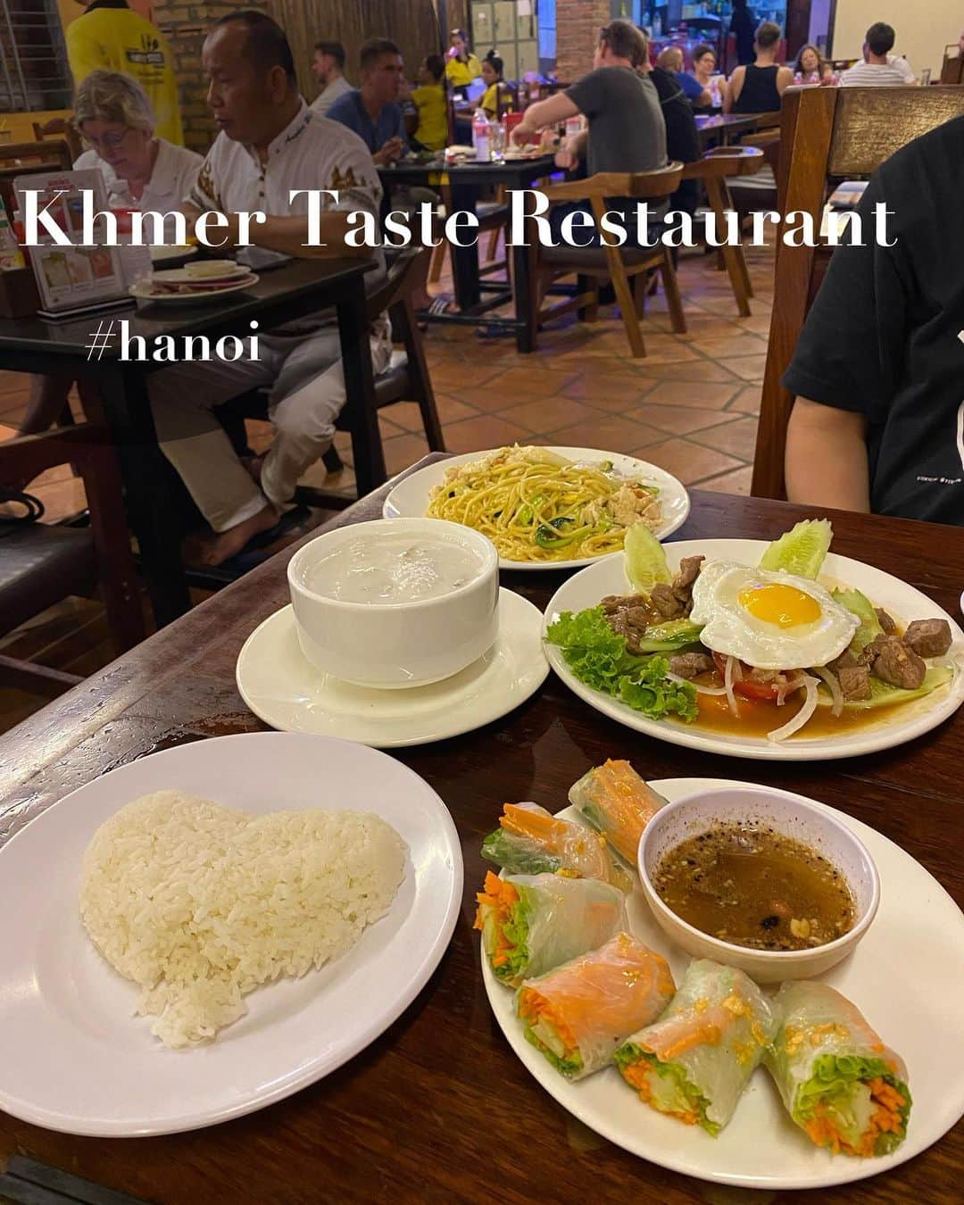 菊原梨華のインスタグラム：「・ ・ /  Khmer Taste Restaurant  📍9V33+J3F, Sok San Rd, Krong Siem Reap 17252 カンボジア  \   カンボジアのシェムリアップ🇰🇭で 一番美味しい！！ と思ったお店♥  ここめっちゃ安くて これと飲み物飲んでも1人700円くらいでした！🥹💓  有名なお店でいつも沢山の人がいて気になっていました.·˖*·  美味しすぎるし安いし本気でおすすめ😭💪  今気がついたけど、ご飯がハートになってるのもよき😂💓  お肉料理のロックラック、 麺料理、生春巻き、デザートのココナッツとバナナとタピオカのあったかいスープ  本気で全部おいしいです。  カンボジア料理は東南アジアの中で好きなご飯 1位かもしれない🥰✨  ハノイにもカンボジア料理あればいいのに！😭  探したけど今のところ 分からなかった、、、  このお店はシェムリアップの ソック・サンロードとゆう通りありますよ🥰  #シェムリアップグルメ #シェムリアップカフェ #シェムリアップ#カンボジア#カンボジアグルメ#カンボジア料理 #クメール料理#Cambodia」