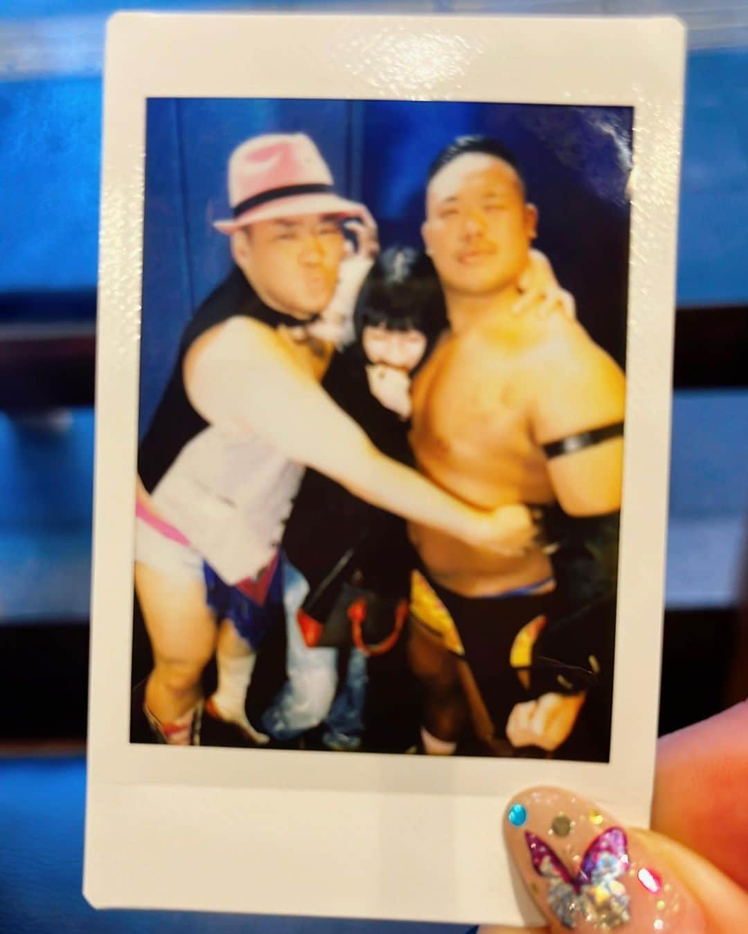 冨手麻妙のインスタグラム：「DDTプロレスで始まって、DDTプロレスで終えたGW🥺❤️❤️❤️  KING of DDT素晴らしかった。。。  21日の決勝戦も観に行けるといいな。  そして念願のフェロモンズとチェキ撮れたー❤️❤️❤️❤️❤️💋  フェロモンズ最高ー！！！❤️  #ddtpro #ddtプロレスリング #プロレス #kingofddt #プロレス観戦 #新宿face #フェロモンズ #男色ダンディディーノ #飯野セクシー雄貴 #高木三四郎 #大社長 #推し活」