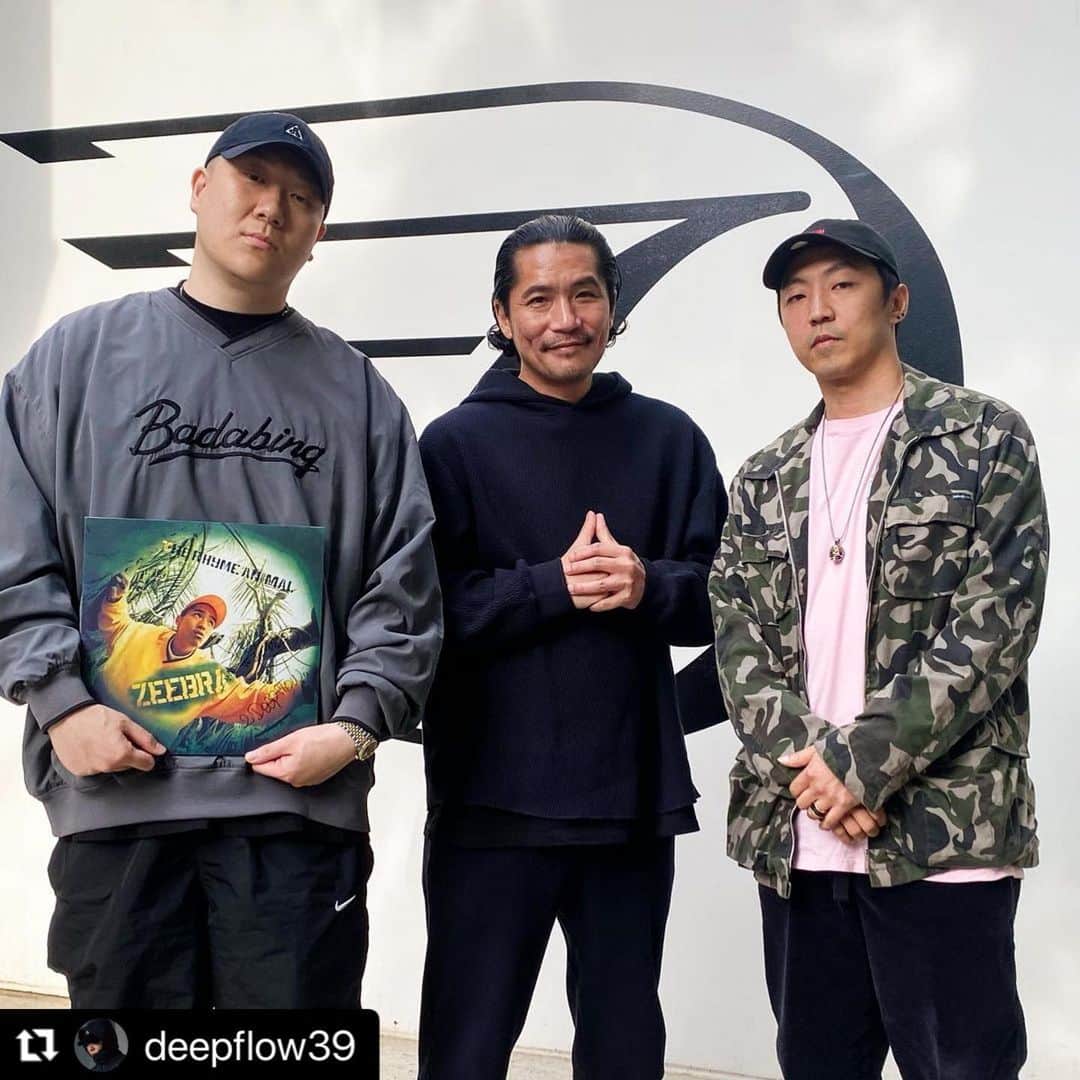 Zeebraのインスタグラム：「@deepflow39  ・・・ 1998년 발매한 Zeebra의 [THE RHYME ANIMAL]은 내가 가장 사랑하는 힙합 앨범 중 하나다. 지난 20년간 셀 수 없이 돌려 들으며 장르의 정수를 배우고 영향받아왔던 이 클래식 음반에 직접 사인을 받는 영광을 얻었다! 감사합니다 지브라 선생님 🙏」