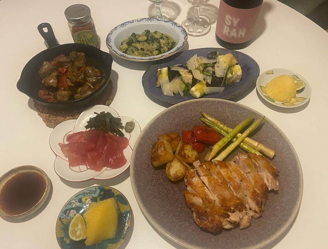 菅原沙樹さんのインスタグラム写真 - (菅原沙樹Instagram)「GWの旦那ご飯👨🏻‍🍳 どれもこれも美味しすぎてお酒進んじゃったよ、いっぱいご馳走様でした🍺🍷🙏 カスレ、 石鯛の梅青じそソースがけ、 真鯛の炙り、 ロースハムのトンナートソース、 レタスとアンチョビのサラダ、 ヤリイカと蛤のイカすみパエリア、 熟成真鯛と水なすのカルパッチョからすみがけ、 石鯛の炙り刺し、 せせりバター、 アスパラ バッサーノ風、 リガトーニのミートソース、 赤イカゲソあぶり、 鮪の切り落としの漬けとアカハタの昆布締めの丼、 明太だし巻き卵、 鯛ラーメンと石鯛の握り、 パリパリチキン、 パッパアルズッキーノ、 水なすと青唐とパルメザン、 砂肝のコンフィとセミドライトマトのカレー風味、 とうもろこし豆腐、 まぐろ切り落としの昆布締め。 #トーキョー旦那ご飯#トーキョー家族ご飯」5月9日 13時02分 - saki313apo