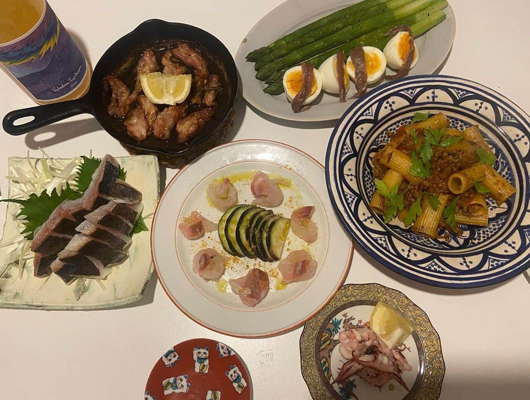 菅原沙樹さんのインスタグラム写真 - (菅原沙樹Instagram)「GWの旦那ご飯👨🏻‍🍳 どれもこれも美味しすぎてお酒進んじゃったよ、いっぱいご馳走様でした🍺🍷🙏 カスレ、 石鯛の梅青じそソースがけ、 真鯛の炙り、 ロースハムのトンナートソース、 レタスとアンチョビのサラダ、 ヤリイカと蛤のイカすみパエリア、 熟成真鯛と水なすのカルパッチョからすみがけ、 石鯛の炙り刺し、 せせりバター、 アスパラ バッサーノ風、 リガトーニのミートソース、 赤イカゲソあぶり、 鮪の切り落としの漬けとアカハタの昆布締めの丼、 明太だし巻き卵、 鯛ラーメンと石鯛の握り、 パリパリチキン、 パッパアルズッキーノ、 水なすと青唐とパルメザン、 砂肝のコンフィとセミドライトマトのカレー風味、 とうもろこし豆腐、 まぐろ切り落としの昆布締め。 #トーキョー旦那ご飯#トーキョー家族ご飯」5月9日 13時02分 - saki313apo