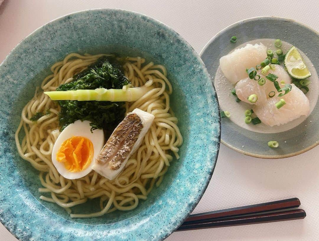 菅原沙樹さんのインスタグラム写真 - (菅原沙樹Instagram)「GWの旦那ご飯👨🏻‍🍳 どれもこれも美味しすぎてお酒進んじゃったよ、いっぱいご馳走様でした🍺🍷🙏 カスレ、 石鯛の梅青じそソースがけ、 真鯛の炙り、 ロースハムのトンナートソース、 レタスとアンチョビのサラダ、 ヤリイカと蛤のイカすみパエリア、 熟成真鯛と水なすのカルパッチョからすみがけ、 石鯛の炙り刺し、 せせりバター、 アスパラ バッサーノ風、 リガトーニのミートソース、 赤イカゲソあぶり、 鮪の切り落としの漬けとアカハタの昆布締めの丼、 明太だし巻き卵、 鯛ラーメンと石鯛の握り、 パリパリチキン、 パッパアルズッキーノ、 水なすと青唐とパルメザン、 砂肝のコンフィとセミドライトマトのカレー風味、 とうもろこし豆腐、 まぐろ切り落としの昆布締め。 #トーキョー旦那ご飯#トーキョー家族ご飯」5月9日 13時02分 - saki313apo