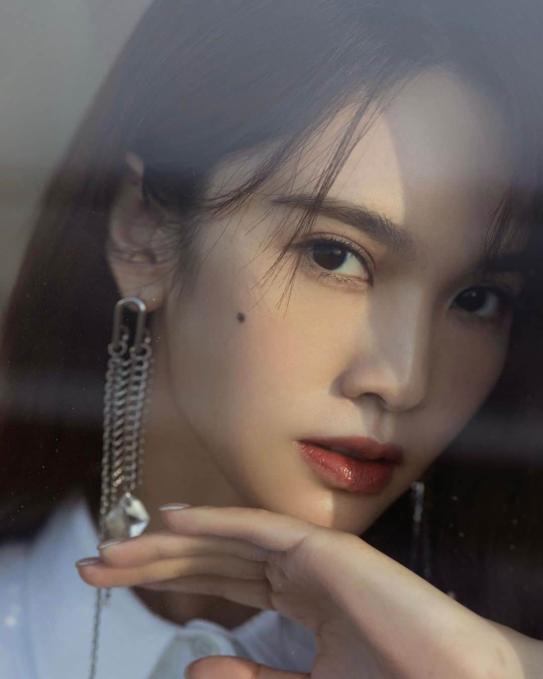 レイニー・ヤンのインスタグラム：「分享前陣子赫蓮娜HR活動的琳美照🤍  Photographer @rino.xu  Makeup @carlin_chen  Hairstylist Jing Gang Stylist @chinghuachen421  Outfit @alexandermcqueen Accessories_  INLOOP Shoes @gianvitorossi  #工作照 #造型圖」