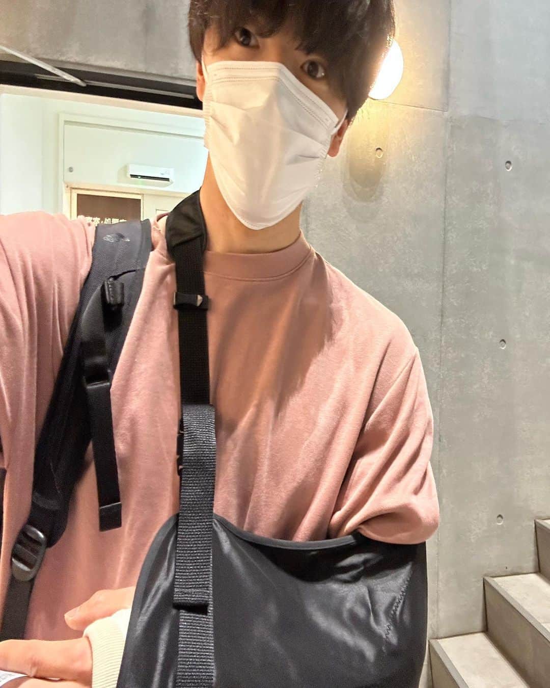 藤井快のインスタグラム：「Unfortunately, I decided to next BWC Round  has been cancelled.  The other day, I had another examination of the elbow that was injured last week, and it seems that the ligaments on the inside of the elbow and the pronation flexor muscles of the forearm were damaged. (Last time it was too swollen and hard to see) I was told by doctor that a 2weeks immobilization in a cast and rest would be the shortest and most effective treatment. So, in the next two weeks, I would like to fully heal my left arm and do my best in training other parts. I will do my best to make it in time for June.  残念なお知らせになってしまいますが、BWC第3戦ソルトレイクシティはキャンセルすることになりました。  先週に怪我をした肘を先日もう一度検査したところ、肘の内側の靱帯、前腕の回内屈筋群を損傷していたようです。（前回は腫れすぎていて分かりづらかった） 2週間のギプスでの固定して安静にすることが最短で最大の治療効果を得られるとお医者さんに言ってもらいました。 ということで、この2週間は左腕はしっかり治し、他の部位のトレーニングを頑張りたいと思います。  今度こそ！！！ 6月のヨーロッパには間に合わせます！  ゆる募:でっかいスラブがあるジム教えてください🙏笑  @team_edelrid @morinagatraininglab」