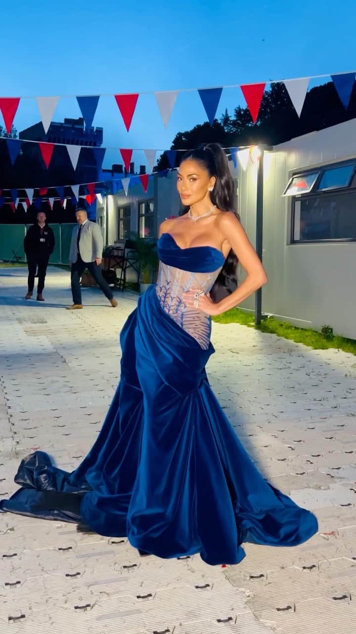 ニコール・シャージンガーのインスタグラム：「I chose the Royal blue dress in honor of King Charles 💙 what do y’all think?」