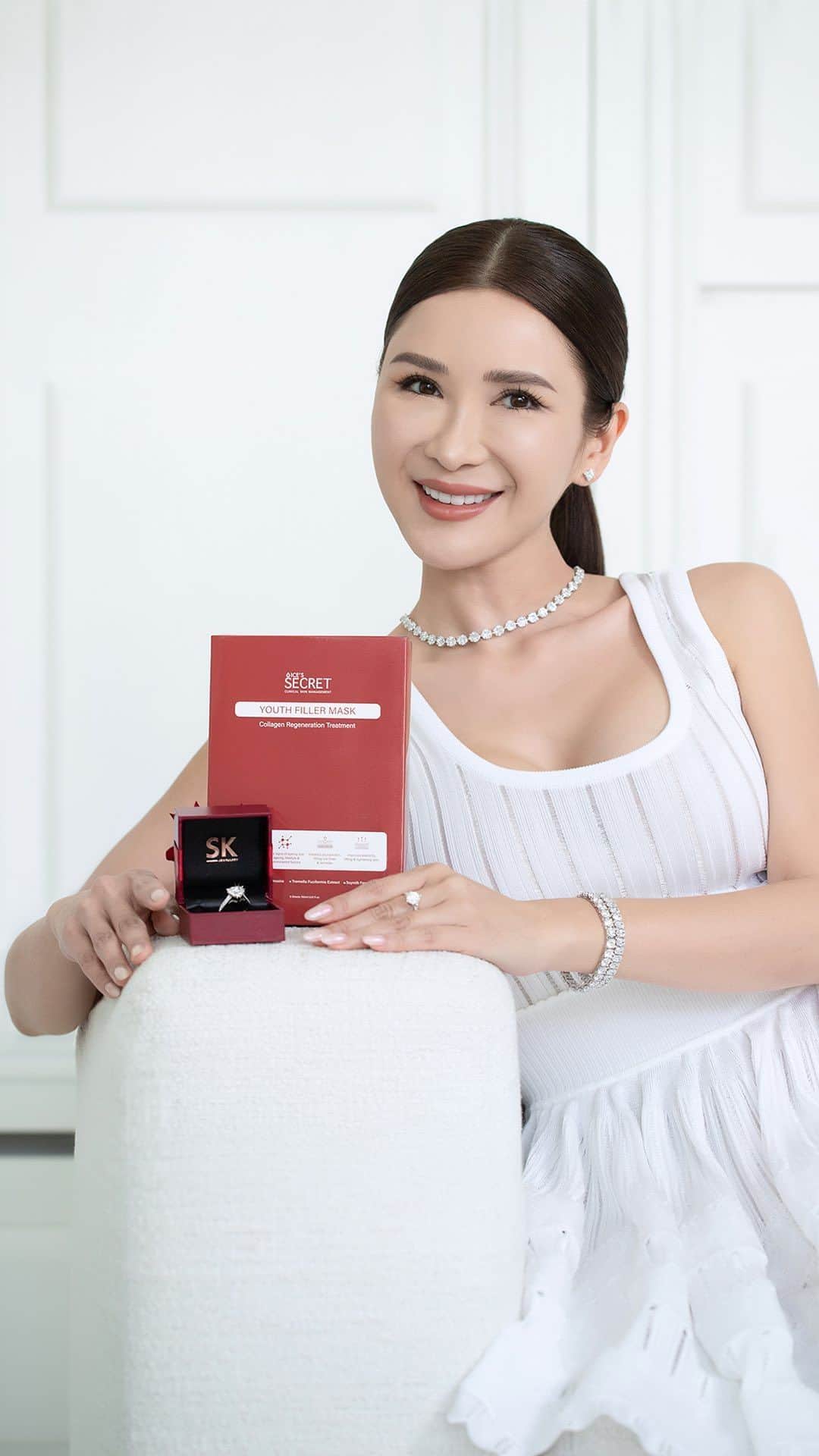 のインスタグラム：「A mother’s love is sacred and unconditional. Pamper her with only the best. Discover my everyday skincare essentials to glow skin from @icesecret.co; Youth Filler Mask & Lift Oligopeptide Complex serum; discover the exquisite AllStar Diamond jewellery collection from @skjewellery. Because every mother deserves to feel cherished and loved.  #iloveICESECRET #YouthFillerMask #SKMothersDay #AllStarDiamond #IcesecretMom」