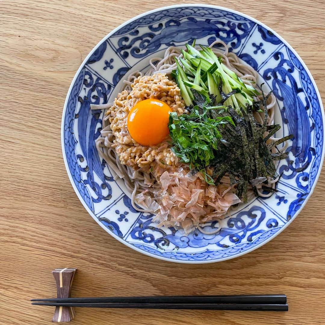 Chiharu Ko8yacさんのインスタグラム写真 - (Chiharu Ko8yacInstagram)「○納豆蕎麦でお昼ごはん○ ・ 納豆蕎麦 ・ リクエストで冷たい納豆蕎麦にしたけど 風が強くてちょっと寒い ・ 納豆蕎麦やらパスタやら 食べ方がわからないので外で頼んだことが無いの。 とりあえずひきわりにしたら絡むかな？ とひきわりにしたけど粒の納豆が好き。 ・ #うちの昼麺 #納豆#納豆蕎麦#納豆そば#ぶっかけそば#ひきわり納豆#蕎麦#soba#lunch#おうちごはん#お昼ごはん#お昼ご飯」5月9日 12時59分 - ko8yac