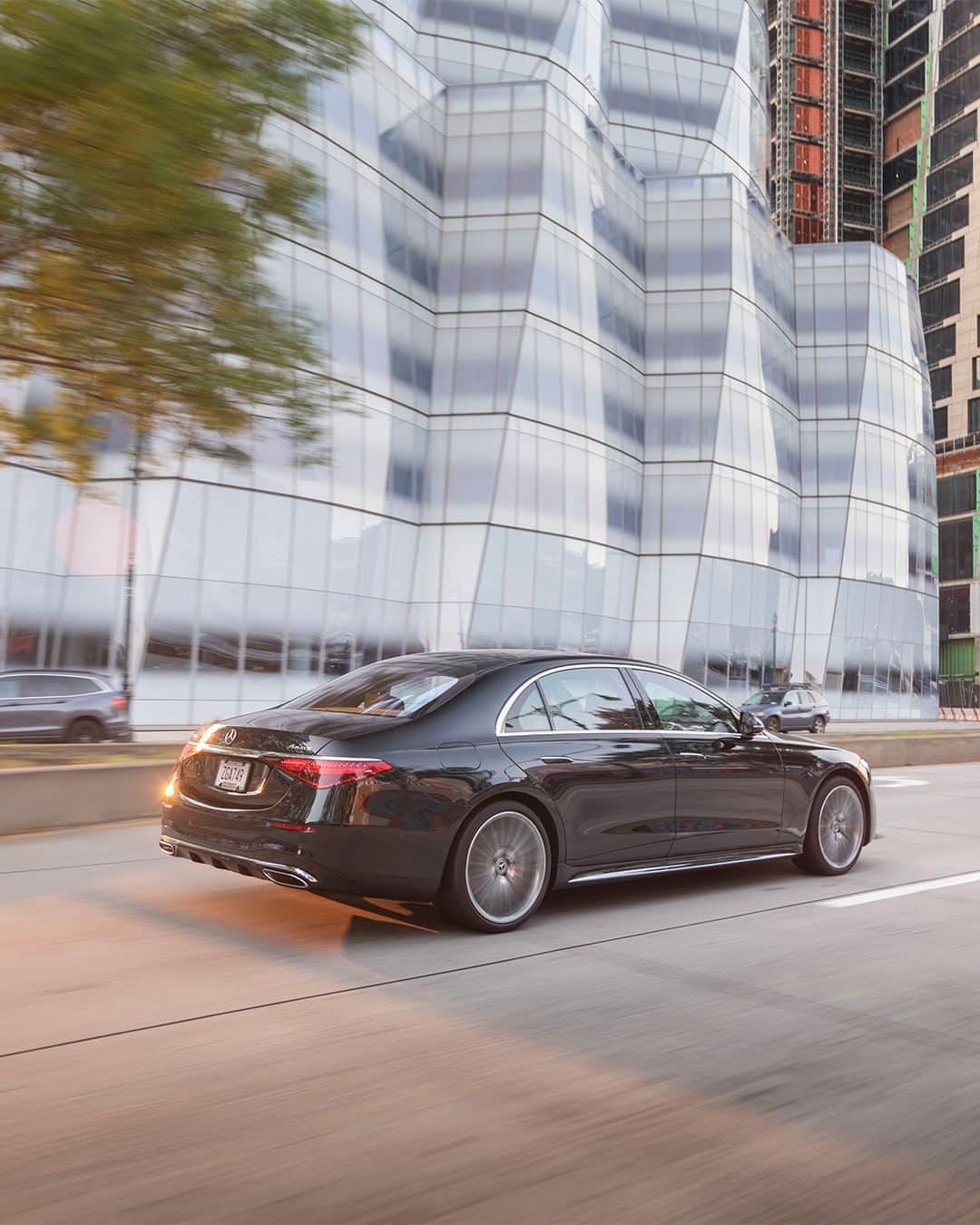 Mercedes-Benz Thailandのインスタグラム：「ก้าวล้ำไปอีกระดับกับความหรูหราและสะดวกสบายระดับเฟิร์สคลาสของ Mercedes-Benz S 580 e AMG Premium ที่มาพร้อมเทคโนโลยีแห่งความปลอดภัยให้คุณมั่นใจทุกการเส้นทาง  ✅ อุ่นใจได้ทุกครั้งที่เดินทางกับระบบช่วยเหลือการขับขี่ Driving Assistance package  ✅ ระบบช่วยเบรกอัตโนมัติเมื่อตรวจพบรถยนต์ จักรยาน และคนข้ามถนน Active Brake Assist ✅ ระบบช่วยเตือนอาการเหนื่อยล้าขณะขับขี่ ATTENTION ASSIST   *อุปกรณ์บางส่วนในภาพอาจแตกต่างจากที่จำหน่ายจริง โปรดตรวจสอบรายการอุปกรณ์ของรถยนต์แต่ละรุ่นที่ผู้จำหน่ายฯ อย่างเป็นทางการทั่วประเทศ​​  📷 capitolsunset (IG) via Mercedes-Benz USA #MBphotopass  #Sclass #MercedesBenz #MercedesBenzThailand」