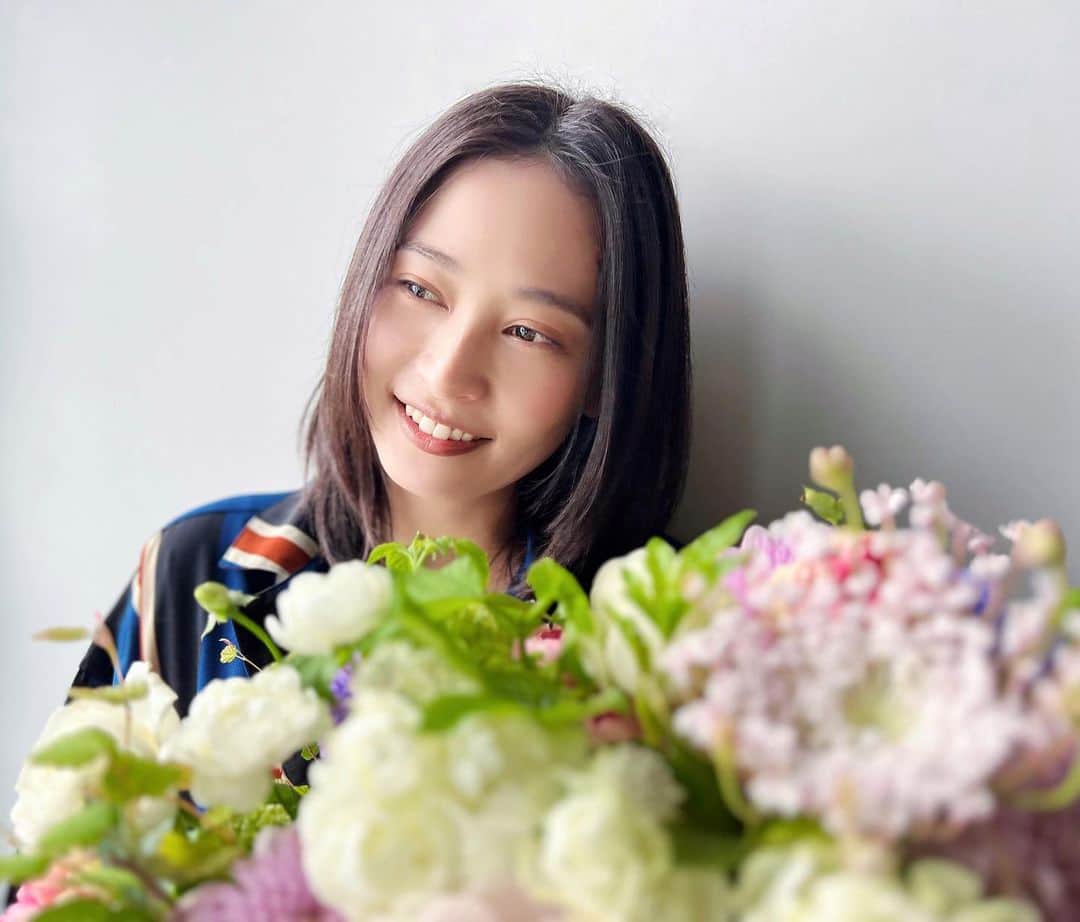 前田友香のインスタグラム：「new photo お気に入りの写真  プロフィール写真 何年振りに変えてみた♡  #model #photo #太陽光最高　 #無加工」