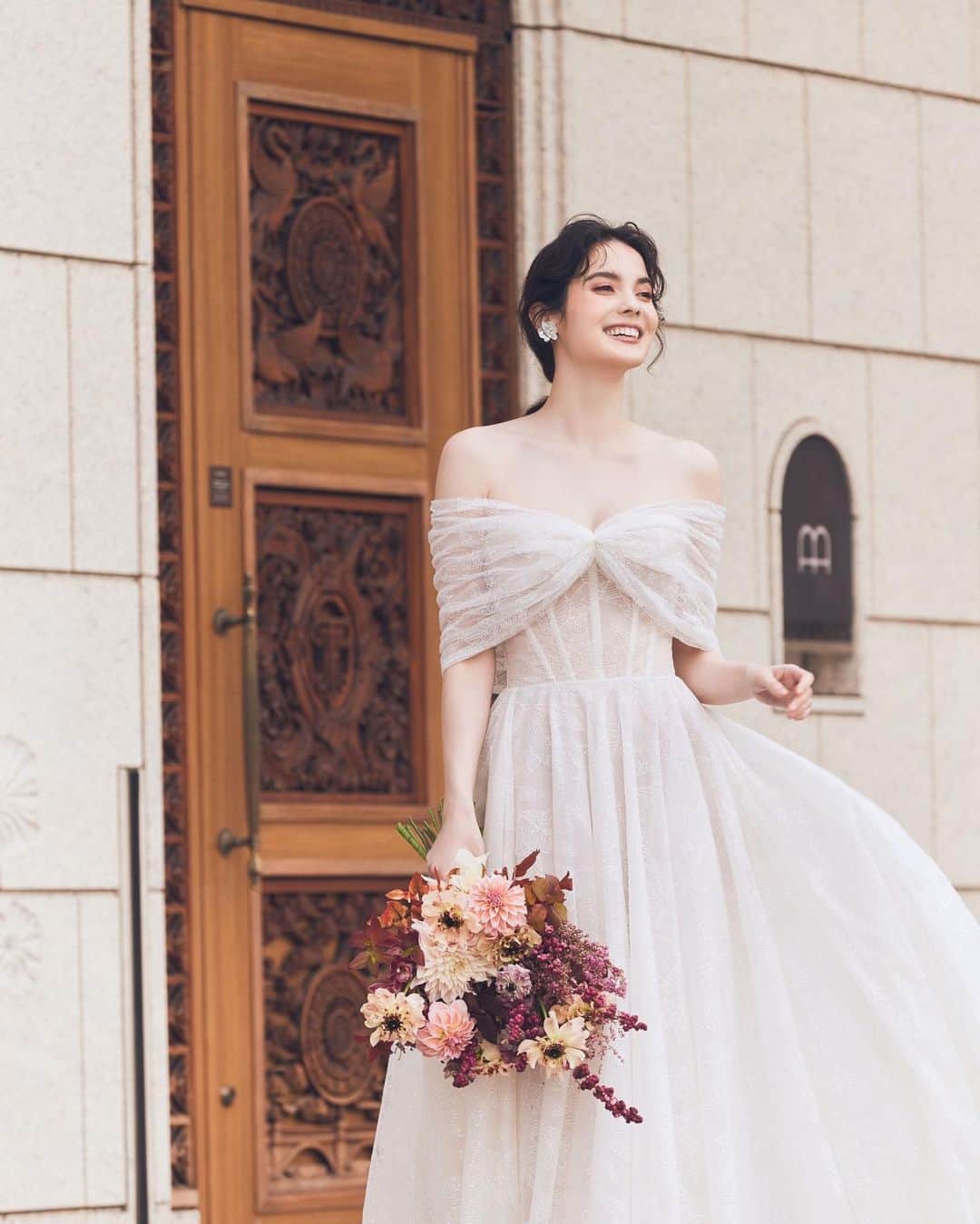 Magnolia Whiteのインスタグラム：「・ 【EXCLUSIVE DRESS】Galia Lahav▶︎  イスラエル出身のデザイナー Galia Lahavが、ハンドメイドのレースブランドを立ち上げたことから生まれたオートクチュールメゾン。 上質なファブリックとバックスタイルの美しさ、ジュエリーを身に纏っているかのような繊細で豪華な刺繍が特徴。 ニューヨークをはじめ世界各国からもっとも支持されているドレスブランド。 ※日本ではMAGNOLIA WHITEが唯一の正規取り扱いサロンになります  Dress: Galia Lahav G-Rae Handring salon: omotesando」
