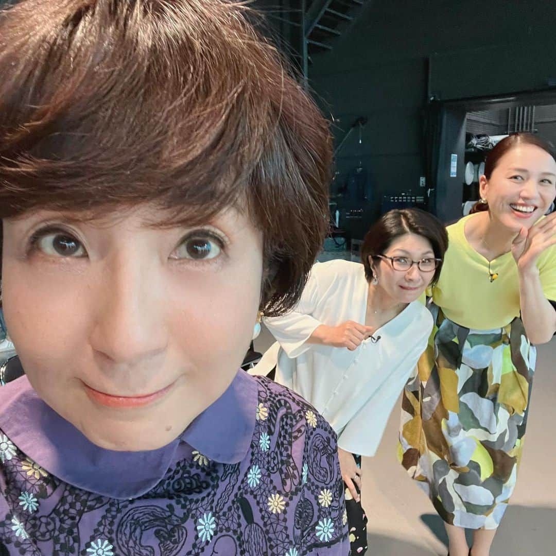 藤田朋子さんのインスタグラム写真 - (藤田朋子Instagram)「顔の大きさが均等にならない！との事で とりあえず 大きめに写りました  #多分くわばたりえさんが1番小さいお顔 #でも顔の大きさの問題はシビア #そういう時は #すかさず大きめに写ることにしてます #カメラに近くに寄れば誰でも大きい顔になる #言い訳ができるので #顔でかいねと言われたらカメラに近いからねと言おう」5月9日 13時04分 - chiendormant